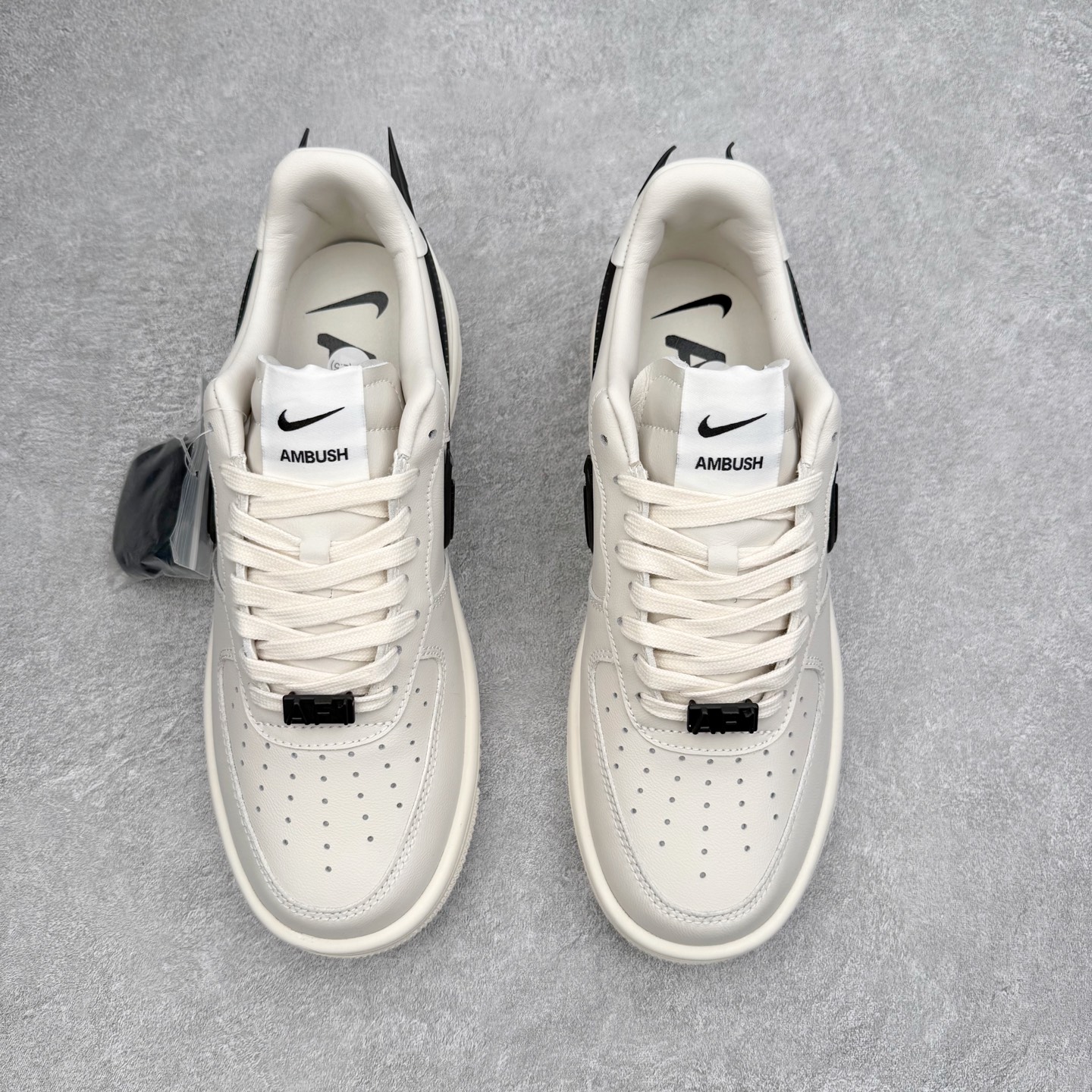 图片[2]-＃福利特价 AMBUSH x NK Air Force 1 Low 空军一号低帮运动板鞋 联名大钩 全网最具性价比版本没有之一 2022全新楦头鞋型 鱼鳞大底 历时开发三个月 清洁度完美 二维码鞋标 内置芯片及solo气垫 大底高度及其弧度依照正品 钢印 logo刺绣 鞋口弧度 鞋头长度 鞋面冲孔 鞋垫背胶及钢印 完美鞋型对比正品 每一处都是细节满满 尺码：36 36.5 37.5 38 38.5 39 40 40.5 41 42 42.5 43 44 44.5 45 46-选品中心