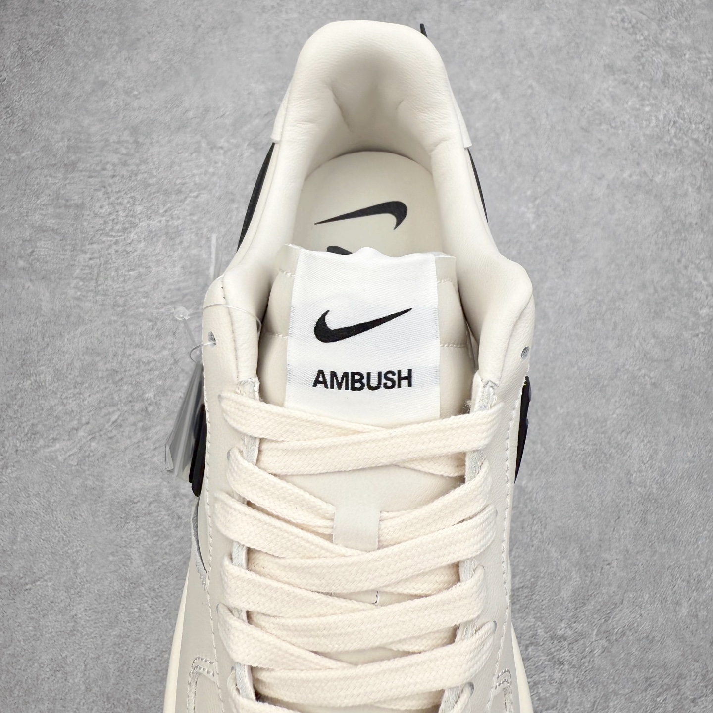 图片[5]-＃福利特价 AMBUSH x NK Air Force 1 Low 空军一号低帮运动板鞋 联名大钩 全网最具性价比版本没有之一 2022全新楦头鞋型 鱼鳞大底 历时开发三个月 清洁度完美 二维码鞋标 内置芯片及solo气垫 大底高度及其弧度依照正品 钢印 logo刺绣 鞋口弧度 鞋头长度 鞋面冲孔 鞋垫背胶及钢印 完美鞋型对比正品 每一处都是细节满满 尺码：36 36.5 37.5 38 38.5 39 40 40.5 41 42 42.5 43 44 44.5 45 46-选品中心