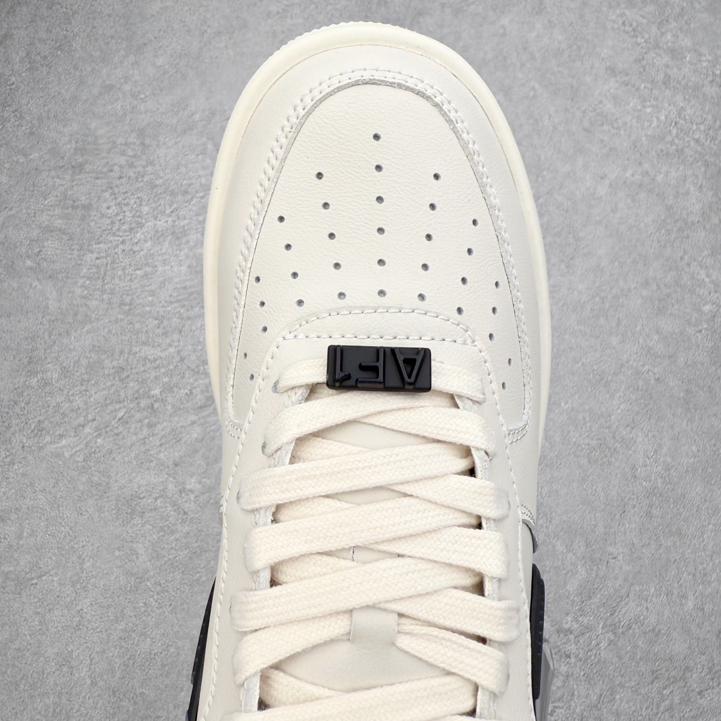 图片[4]-＃福利特价 AMBUSH x NK Air Force 1 Low 空军一号低帮运动板鞋 联名大钩 全网最具性价比版本没有之一 2022全新楦头鞋型 鱼鳞大底 历时开发三个月 清洁度完美 二维码鞋标 内置芯片及solo气垫 大底高度及其弧度依照正品 钢印 logo刺绣 鞋口弧度 鞋头长度 鞋面冲孔 鞋垫背胶及钢印 完美鞋型对比正品 每一处都是细节满满 尺码：36 36.5 37.5 38 38.5 39 40 40.5 41 42 42.5 43 44 44.5 45 46-选品中心