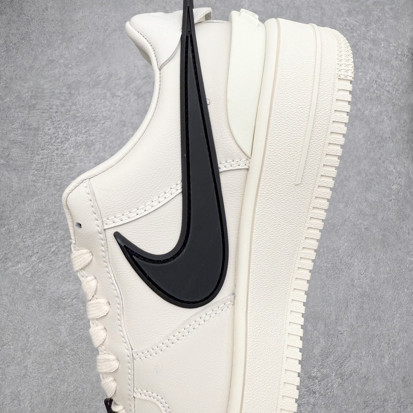 图片[7]-＃福利特价 AMBUSH x NK Air Force 1 Low 空军一号低帮运动板鞋 联名大钩 全网最具性价比版本没有之一 2022全新楦头鞋型 鱼鳞大底 历时开发三个月 清洁度完美 二维码鞋标 内置芯片及solo气垫 大底高度及其弧度依照正品 钢印 logo刺绣 鞋口弧度 鞋头长度 鞋面冲孔 鞋垫背胶及钢印 完美鞋型对比正品 每一处都是细节满满 尺码：36 36.5 37.5 38 38.5 39 40 40.5 41 42 42.5 43 44 44.5 45 46-选品中心