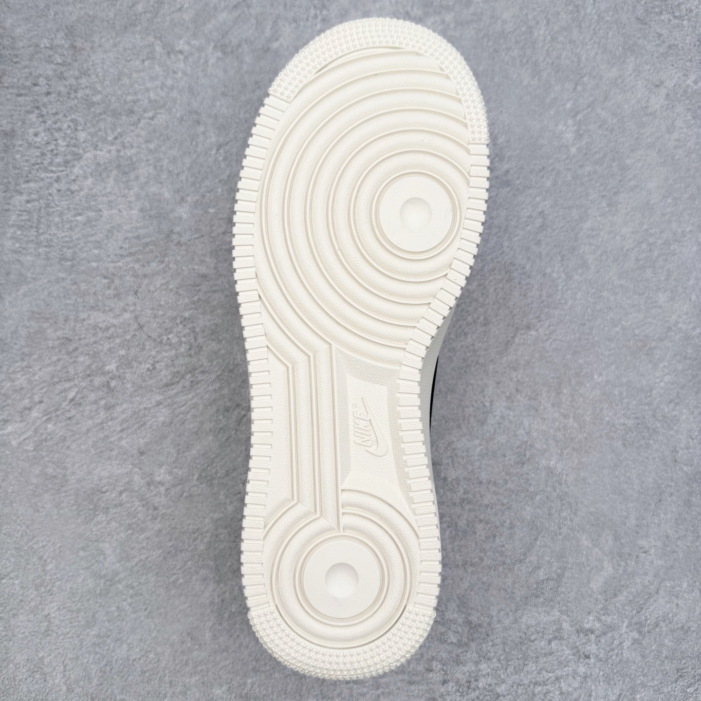 图片[9]-＃福利特价 AMBUSH x NK Air Force 1 Low 空军一号低帮运动板鞋 联名大钩 全网最具性价比版本没有之一 2022全新楦头鞋型 鱼鳞大底 历时开发三个月 清洁度完美 二维码鞋标 内置芯片及solo气垫 大底高度及其弧度依照正品 钢印 logo刺绣 鞋口弧度 鞋头长度 鞋面冲孔 鞋垫背胶及钢印 完美鞋型对比正品 每一处都是细节满满 尺码：36 36.5 37.5 38 38.5 39 40 40.5 41 42 42.5 43 44 44.5 45 46-选品中心