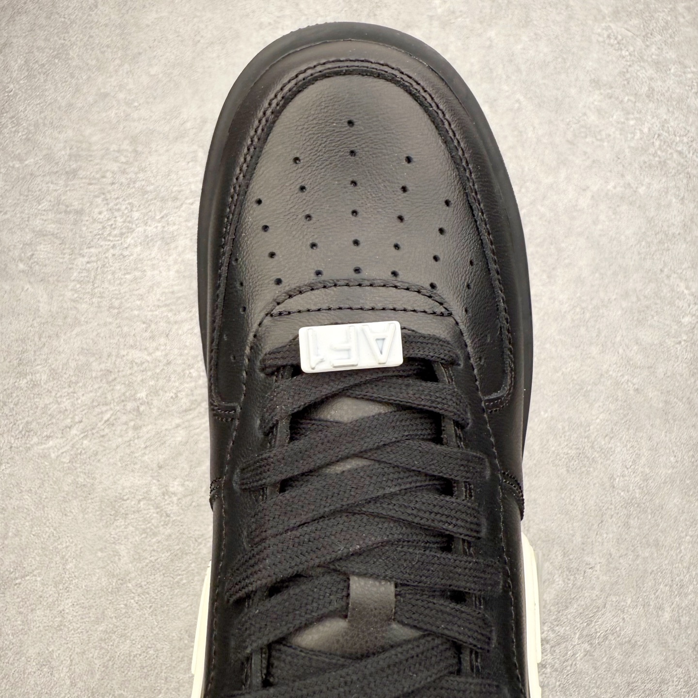 图片[4]-＃福利特价 AMBUSH x NK Air Force 1 Low 空军一号低帮运动板鞋 联名大钩 全网最具性价比版本没有之一 2022全新楦头鞋型 鱼鳞大底 历时开发三个月 清洁度完美 二维码鞋标 内置芯片及solo气垫 大底高度及其弧度依照正品 钢印 logo刺绣 鞋口弧度 鞋头长度 鞋面冲孔 鞋垫背胶及钢印 完美鞋型对比正品 每一处都是细节满满 尺码：36 36.5 37.5 38 38.5 39 40 40.5 41 42 42.5 43 44 44.5 45 46-选品中心