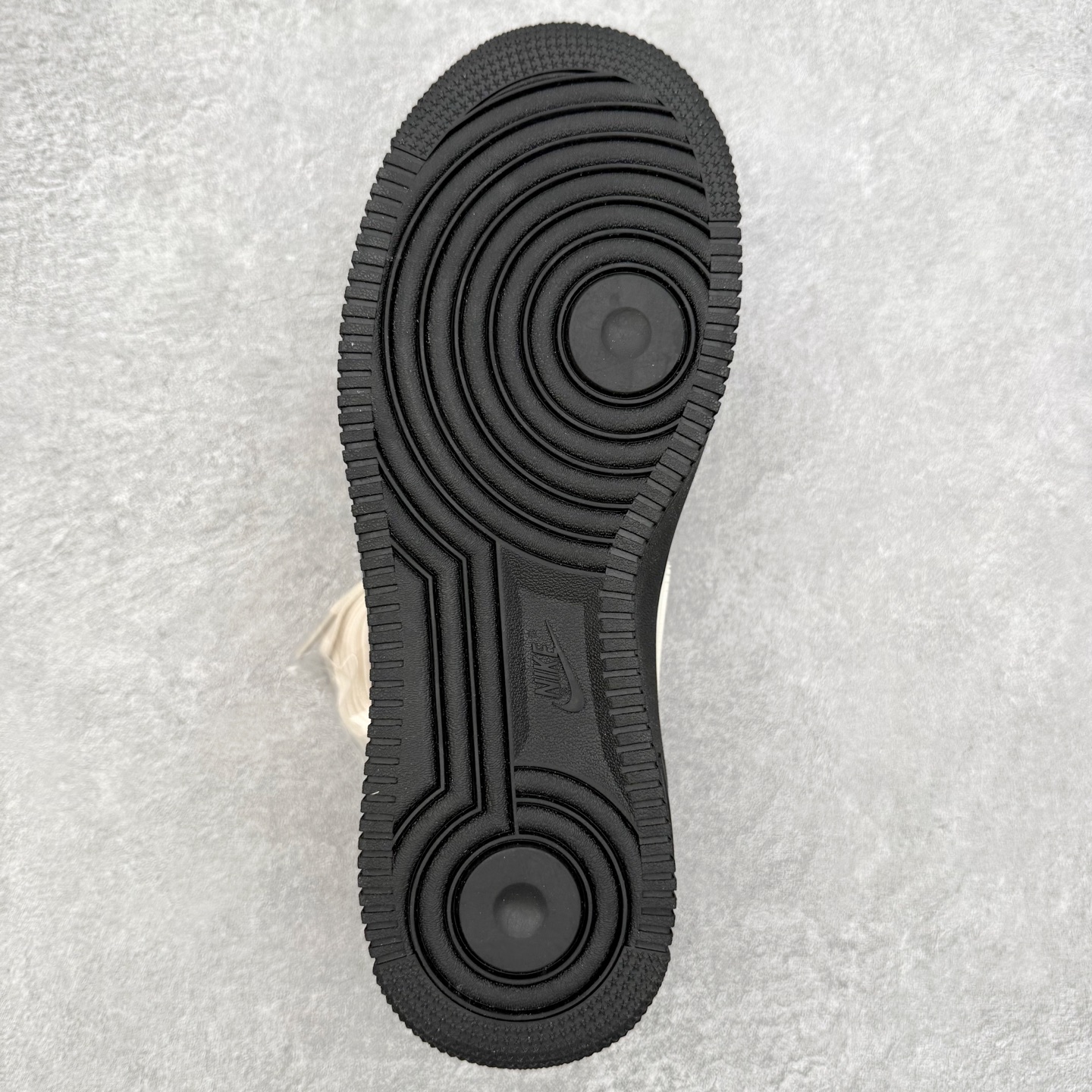 图片[9]-＃福利特价 AMBUSH x NK Air Force 1 Low 空军一号低帮运动板鞋 联名大钩 全网最具性价比版本没有之一 2022全新楦头鞋型 鱼鳞大底 历时开发三个月 清洁度完美 二维码鞋标 内置芯片及solo气垫 大底高度及其弧度依照正品 钢印 logo刺绣 鞋口弧度 鞋头长度 鞋面冲孔 鞋垫背胶及钢印 完美鞋型对比正品 每一处都是细节满满 尺码：36 36.5 37.5 38 38.5 39 40 40.5 41 42 42.5 43 44 44.5 45 46-选品中心