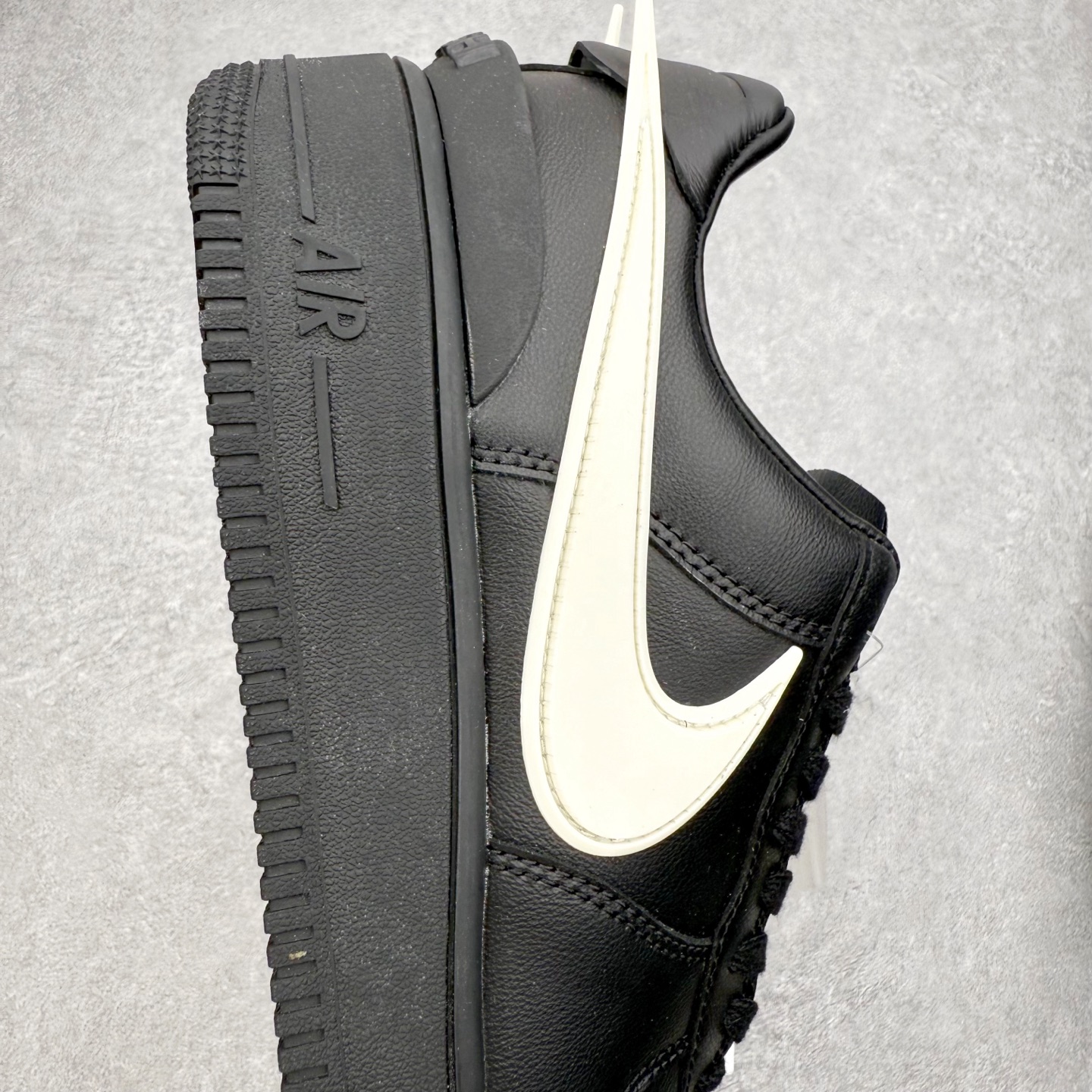 图片[6]-＃福利特价 AMBUSH x NK Air Force 1 Low 空军一号低帮运动板鞋 联名大钩 全网最具性价比版本没有之一 2022全新楦头鞋型 鱼鳞大底 历时开发三个月 清洁度完美 二维码鞋标 内置芯片及solo气垫 大底高度及其弧度依照正品 钢印 logo刺绣 鞋口弧度 鞋头长度 鞋面冲孔 鞋垫背胶及钢印 完美鞋型对比正品 每一处都是细节满满 尺码：36 36.5 37.5 38 38.5 39 40 40.5 41 42 42.5 43 44 44.5 45 46-选品中心