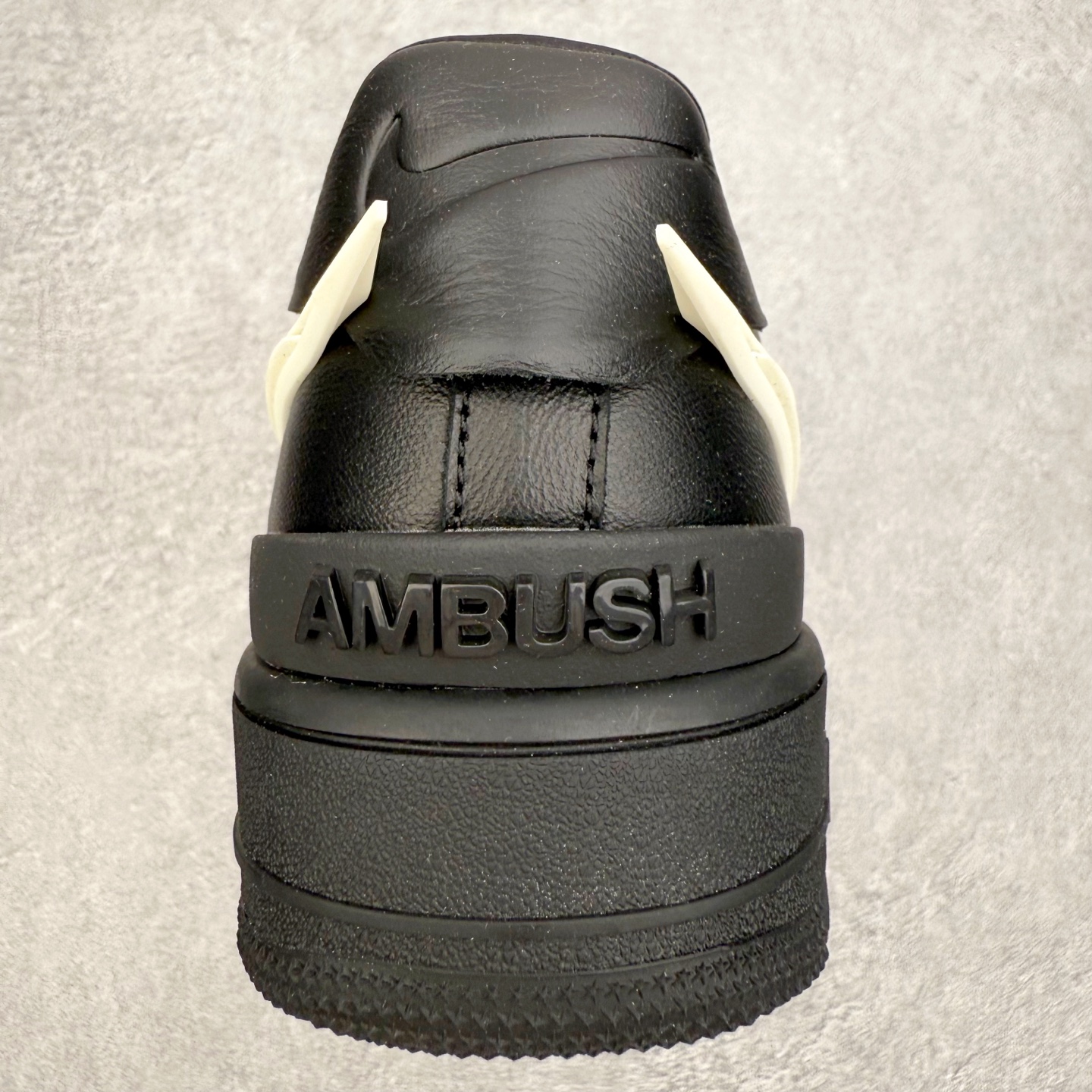 图片[8]-＃福利特价 AMBUSH x NK Air Force 1 Low 空军一号低帮运动板鞋 联名大钩 全网最具性价比版本没有之一 2022全新楦头鞋型 鱼鳞大底 历时开发三个月 清洁度完美 二维码鞋标 内置芯片及solo气垫 大底高度及其弧度依照正品 钢印 logo刺绣 鞋口弧度 鞋头长度 鞋面冲孔 鞋垫背胶及钢印 完美鞋型对比正品 每一处都是细节满满 尺码：36 36.5 37.5 38 38.5 39 40 40.5 41 42 42.5 43 44 44.5 45 46-选品中心