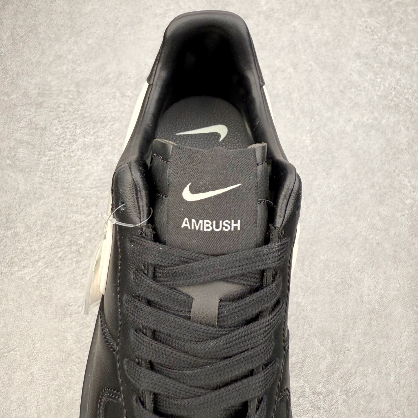 图片[5]-＃福利特价 AMBUSH x NK Air Force 1 Low 空军一号低帮运动板鞋 联名大钩 全网最具性价比版本没有之一 2022全新楦头鞋型 鱼鳞大底 历时开发三个月 清洁度完美 二维码鞋标 内置芯片及solo气垫 大底高度及其弧度依照正品 钢印 logo刺绣 鞋口弧度 鞋头长度 鞋面冲孔 鞋垫背胶及钢印 完美鞋型对比正品 每一处都是细节满满 尺码：36 36.5 37.5 38 38.5 39 40 40.5 41 42 42.5 43 44 44.5 45 46-选品中心