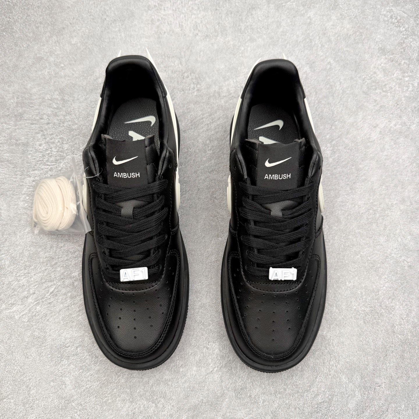 图片[2]-＃福利特价 AMBUSH x NK Air Force 1 Low 空军一号低帮运动板鞋 联名大钩 全网最具性价比版本没有之一 2022全新楦头鞋型 鱼鳞大底 历时开发三个月 清洁度完美 二维码鞋标 内置芯片及solo气垫 大底高度及其弧度依照正品 钢印 logo刺绣 鞋口弧度 鞋头长度 鞋面冲孔 鞋垫背胶及钢印 完美鞋型对比正品 每一处都是细节满满 尺码：36 36.5 37.5 38 38.5 39 40 40.5 41 42 42.5 43 44 44.5 45 46-选品中心