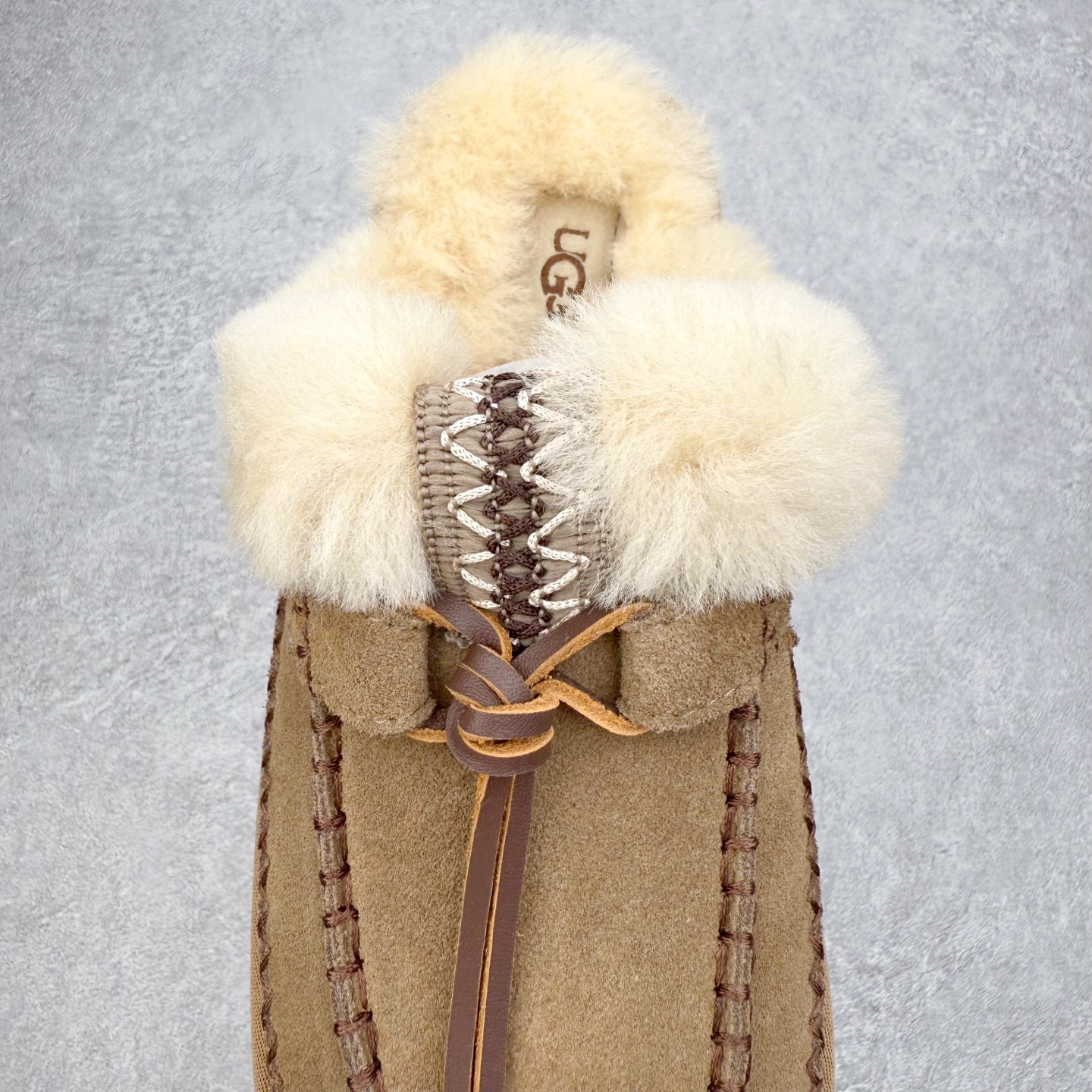 图片[5]-＃GD UGG 8260经典秋冬羊皮毛一体雪地靴 隆丰A级澳洲进口羊皮毛一体 完全遵循ZP工艺流程 代工厂原厂版师 秉承无原鞋不开发选择 注重每一处细节 市面最正版型 TREADLITE\\\”轻翼\\\”科技外底 轻便/耐用/柔韧/桩型【售后郑重承诺】一个月内若出现重大脱胶/断底等质量问题 直接为您换新 翻毛皮鞋面 细腻亲肤再生聚酯纤维滚边 舒适易打理 保暖性佳 UGG plush™ 里衬和内底 茸软亲肤 舒适暖足 经典鞋型搭配轻盈厚底 稳稳拿捏秋冬出街时髦造型 Treadlite by UGG 轻翼大底 轻盈缓震 为双足减负 舒适轻便 助你轻松畅玩整天 尺码：35 36 37 38 39 40-选品中心