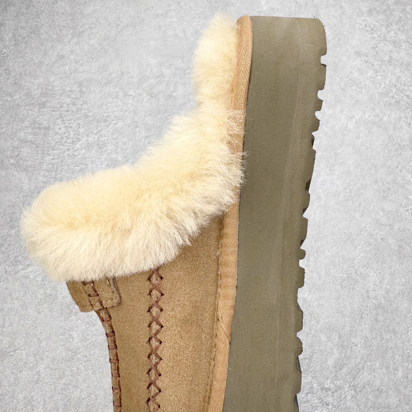 图片[7]-＃GD UGG 8260经典秋冬羊皮毛一体雪地靴 隆丰A级澳洲进口羊皮毛一体 完全遵循ZP工艺流程 代工厂原厂版师 秉承无原鞋不开发选择 注重每一处细节 市面最正版型 TREADLITE\\\”轻翼\\\”科技外底 轻便/耐用/柔韧/桩型【售后郑重承诺】一个月内若出现重大脱胶/断底等质量问题 直接为您换新 翻毛皮鞋面 细腻亲肤再生聚酯纤维滚边 舒适易打理 保暖性佳 UGG plush™ 里衬和内底 茸软亲肤 舒适暖足 经典鞋型搭配轻盈厚底 稳稳拿捏秋冬出街时髦造型 Treadlite by UGG 轻翼大底 轻盈缓震 为双足减负 舒适轻便 助你轻松畅玩整天 尺码：35 36 37 38 39 40-选品中心