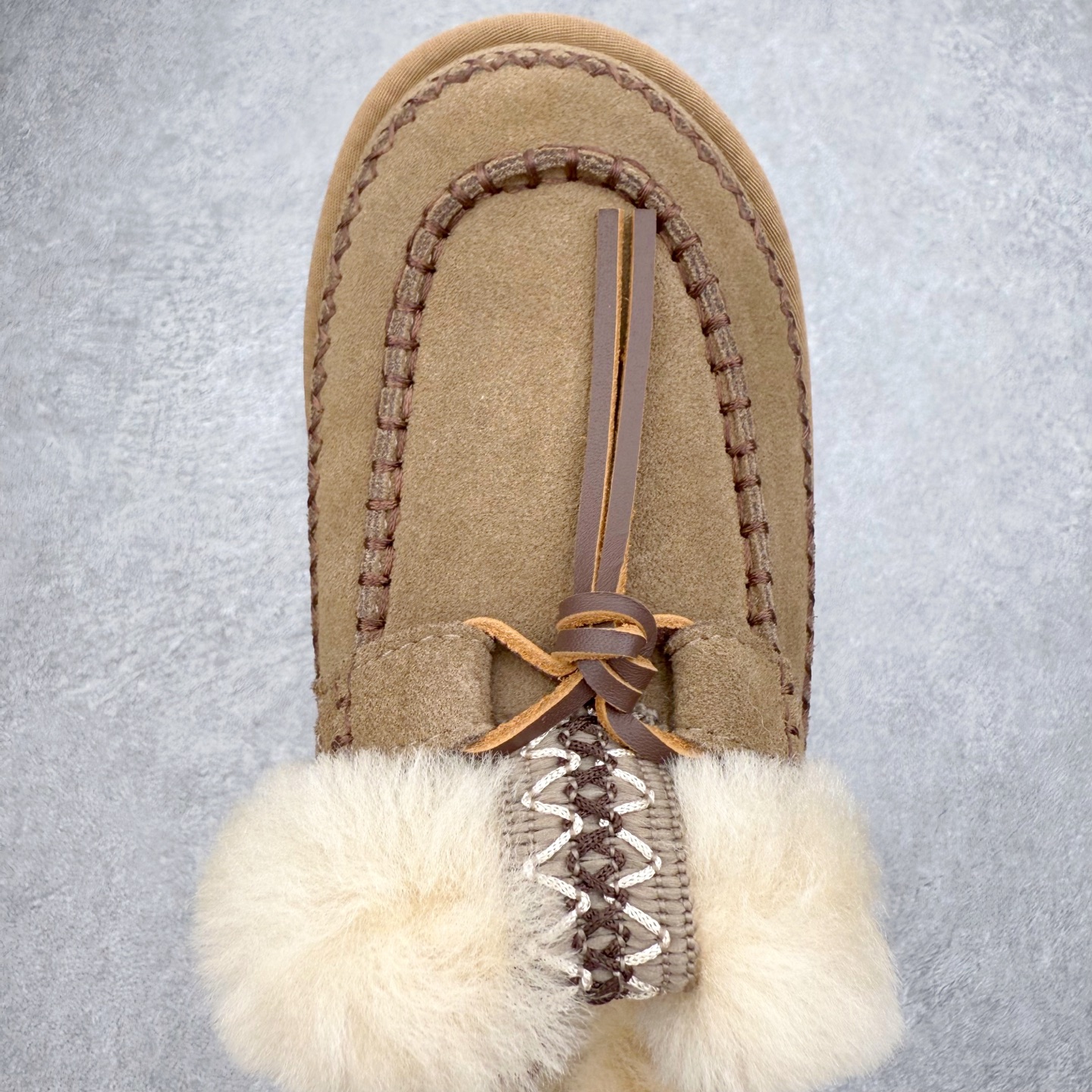 图片[4]-＃GD UGG 8260经典秋冬羊皮毛一体雪地靴 隆丰A级澳洲进口羊皮毛一体 完全遵循ZP工艺流程 代工厂原厂版师 秉承无原鞋不开发选择 注重每一处细节 市面最正版型 TREADLITE\\\”轻翼\\\”科技外底 轻便/耐用/柔韧/桩型【售后郑重承诺】一个月内若出现重大脱胶/断底等质量问题 直接为您换新 翻毛皮鞋面 细腻亲肤再生聚酯纤维滚边 舒适易打理 保暖性佳 UGG plush™ 里衬和内底 茸软亲肤 舒适暖足 经典鞋型搭配轻盈厚底 稳稳拿捏秋冬出街时髦造型 Treadlite by UGG 轻翼大底 轻盈缓震 为双足减负 舒适轻便 助你轻松畅玩整天 尺码：35 36 37 38 39 40-选品中心