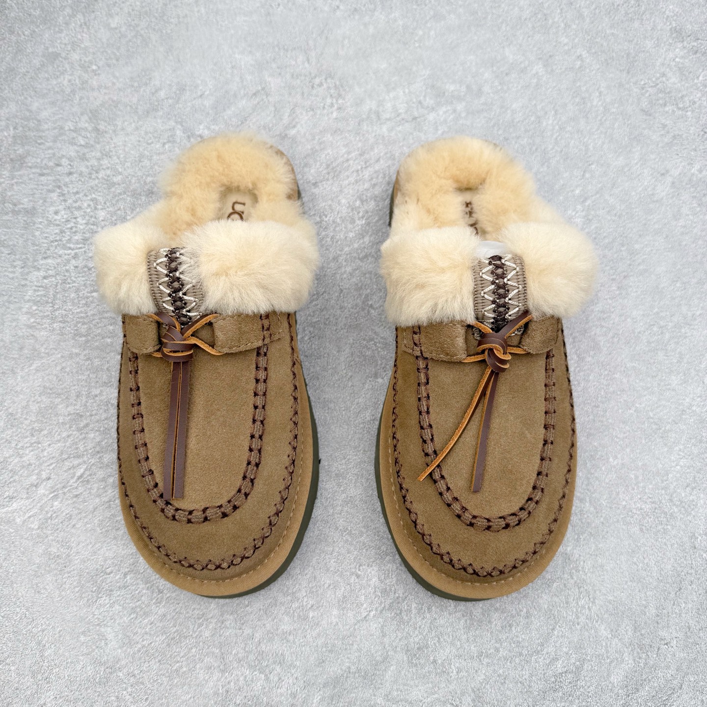 图片[2]-＃GD UGG 8260经典秋冬羊皮毛一体雪地靴 隆丰A级澳洲进口羊皮毛一体 完全遵循ZP工艺流程 代工厂原厂版师 秉承无原鞋不开发选择 注重每一处细节 市面最正版型 TREADLITE\\\”轻翼\\\”科技外底 轻便/耐用/柔韧/桩型【售后郑重承诺】一个月内若出现重大脱胶/断底等质量问题 直接为您换新 翻毛皮鞋面 细腻亲肤再生聚酯纤维滚边 舒适易打理 保暖性佳 UGG plush™ 里衬和内底 茸软亲肤 舒适暖足 经典鞋型搭配轻盈厚底 稳稳拿捏秋冬出街时髦造型 Treadlite by UGG 轻翼大底 轻盈缓震 为双足减负 舒适轻便 助你轻松畅玩整天 尺码：35 36 37 38 39 40-选品中心