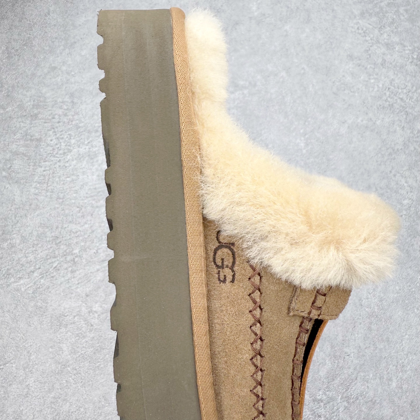 图片[6]-＃GD UGG 8260经典秋冬羊皮毛一体雪地靴 隆丰A级澳洲进口羊皮毛一体 完全遵循ZP工艺流程 代工厂原厂版师 秉承无原鞋不开发选择 注重每一处细节 市面最正版型 TREADLITE\\\”轻翼\\\”科技外底 轻便/耐用/柔韧/桩型【售后郑重承诺】一个月内若出现重大脱胶/断底等质量问题 直接为您换新 翻毛皮鞋面 细腻亲肤再生聚酯纤维滚边 舒适易打理 保暖性佳 UGG plush™ 里衬和内底 茸软亲肤 舒适暖足 经典鞋型搭配轻盈厚底 稳稳拿捏秋冬出街时髦造型 Treadlite by UGG 轻翼大底 轻盈缓震 为双足减负 舒适轻便 助你轻松畅玩整天 尺码：35 36 37 38 39 40-选品中心