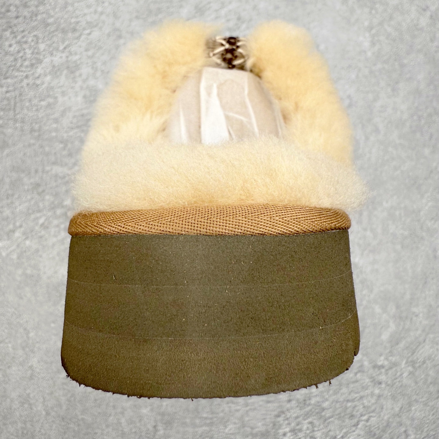 图片[8]-＃GD UGG 8260经典秋冬羊皮毛一体雪地靴 隆丰A级澳洲进口羊皮毛一体 完全遵循ZP工艺流程 代工厂原厂版师 秉承无原鞋不开发选择 注重每一处细节 市面最正版型 TREADLITE\\\”轻翼\\\”科技外底 轻便/耐用/柔韧/桩型【售后郑重承诺】一个月内若出现重大脱胶/断底等质量问题 直接为您换新 翻毛皮鞋面 细腻亲肤再生聚酯纤维滚边 舒适易打理 保暖性佳 UGG plush™ 里衬和内底 茸软亲肤 舒适暖足 经典鞋型搭配轻盈厚底 稳稳拿捏秋冬出街时髦造型 Treadlite by UGG 轻翼大底 轻盈缓震 为双足减负 舒适轻便 助你轻松畅玩整天 尺码：35 36 37 38 39 40-选品中心