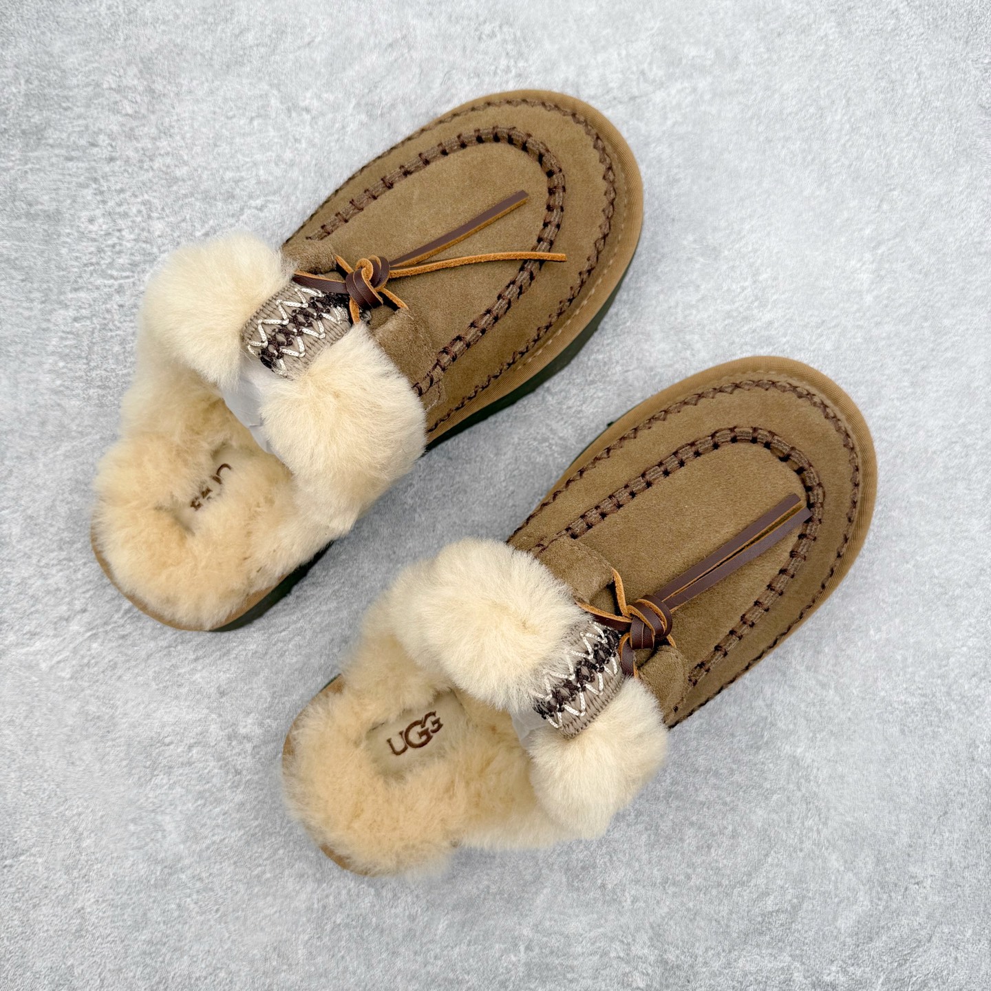 图片[3]-＃GD UGG 8260经典秋冬羊皮毛一体雪地靴 隆丰A级澳洲进口羊皮毛一体 完全遵循ZP工艺流程 代工厂原厂版师 秉承无原鞋不开发选择 注重每一处细节 市面最正版型 TREADLITE\\\”轻翼\\\”科技外底 轻便/耐用/柔韧/桩型【售后郑重承诺】一个月内若出现重大脱胶/断底等质量问题 直接为您换新 翻毛皮鞋面 细腻亲肤再生聚酯纤维滚边 舒适易打理 保暖性佳 UGG plush™ 里衬和内底 茸软亲肤 舒适暖足 经典鞋型搭配轻盈厚底 稳稳拿捏秋冬出街时髦造型 Treadlite by UGG 轻翼大底 轻盈缓震 为双足减负 舒适轻便 助你轻松畅玩整天 尺码：35 36 37 38 39 40-选品中心