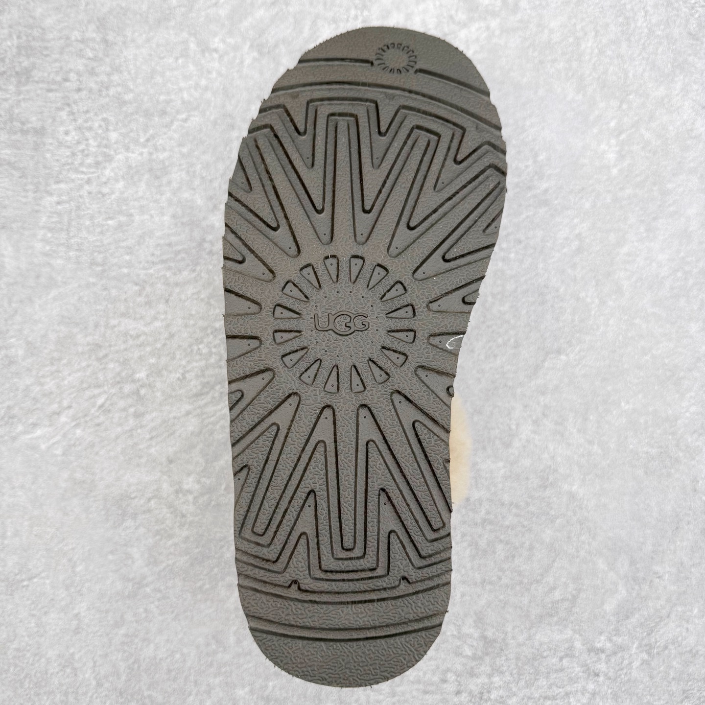 图片[9]-＃GD UGG 8260经典秋冬羊皮毛一体雪地靴 隆丰A级澳洲进口羊皮毛一体 完全遵循ZP工艺流程 代工厂原厂版师 秉承无原鞋不开发选择 注重每一处细节 市面最正版型 TREADLITE\\\”轻翼\\\”科技外底 轻便/耐用/柔韧/桩型【售后郑重承诺】一个月内若出现重大脱胶/断底等质量问题 直接为您换新 翻毛皮鞋面 细腻亲肤再生聚酯纤维滚边 舒适易打理 保暖性佳 UGG plush™ 里衬和内底 茸软亲肤 舒适暖足 经典鞋型搭配轻盈厚底 稳稳拿捏秋冬出街时髦造型 Treadlite by UGG 轻翼大底 轻盈缓震 为双足减负 舒适轻便 助你轻松畅玩整天 尺码：35 36 37 38 39 40-选品中心