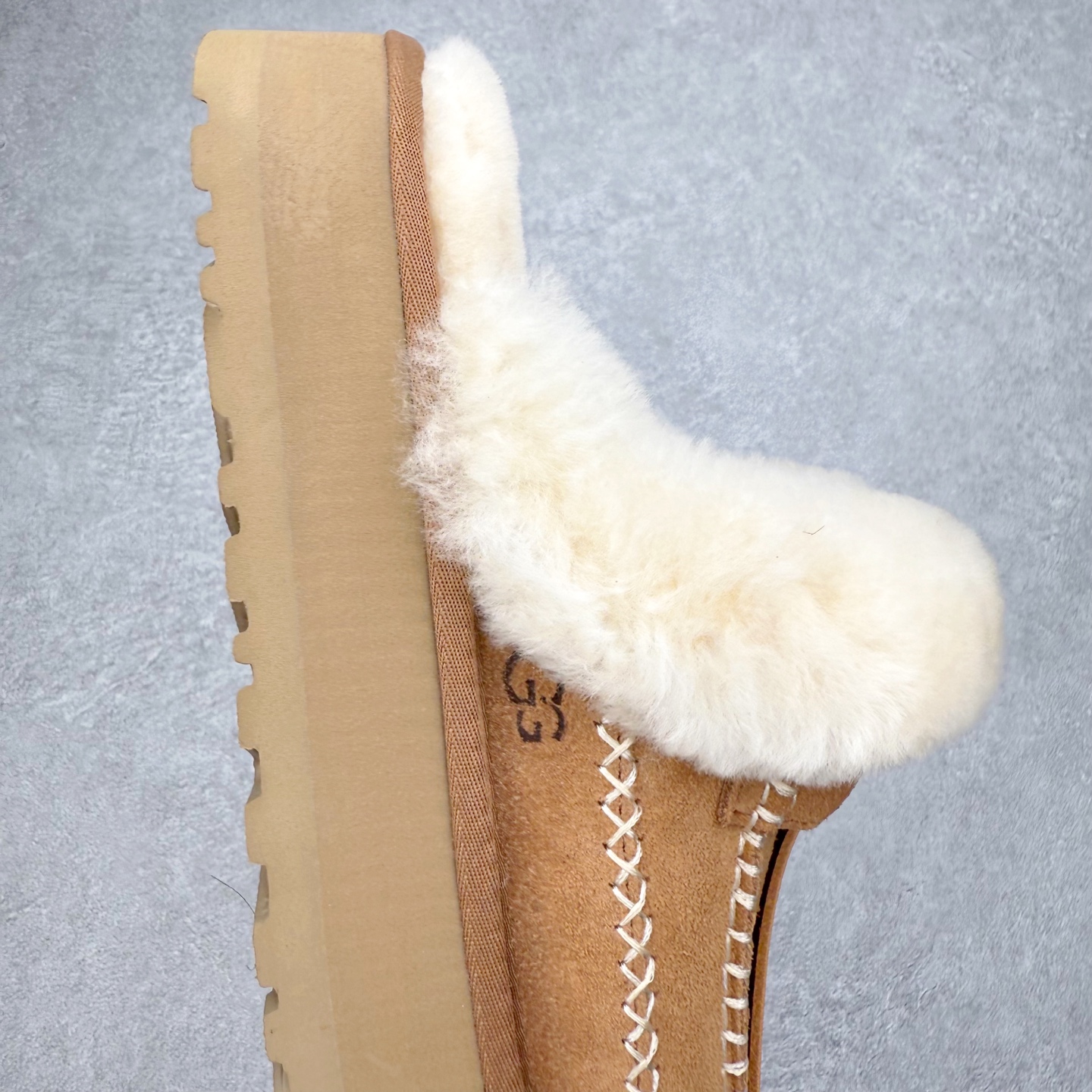 图片[6]-＃GD UGG 8260经典秋冬羊皮毛一体雪地靴 隆丰A级澳洲进口羊皮毛一体 完全遵循ZP工艺流程 代工厂原厂版师 秉承无原鞋不开发选择 注重每一处细节 市面最正版型 TREADLITE\\\”轻翼\\\”科技外底 轻便/耐用/柔韧/桩型【售后郑重承诺】一个月内若出现重大脱胶/断底等质量问题 直接为您换新 翻毛皮鞋面 细腻亲肤再生聚酯纤维滚边 舒适易打理 保暖性佳 UGG plush™ 里衬和内底 茸软亲肤 舒适暖足 经典鞋型搭配轻盈厚底 稳稳拿捏秋冬出街时髦造型 Treadlite by UGG 轻翼大底 轻盈缓震 为双足减负 舒适轻便 助你轻松畅玩整天 尺码：35 36 37 38 39 40-选品中心