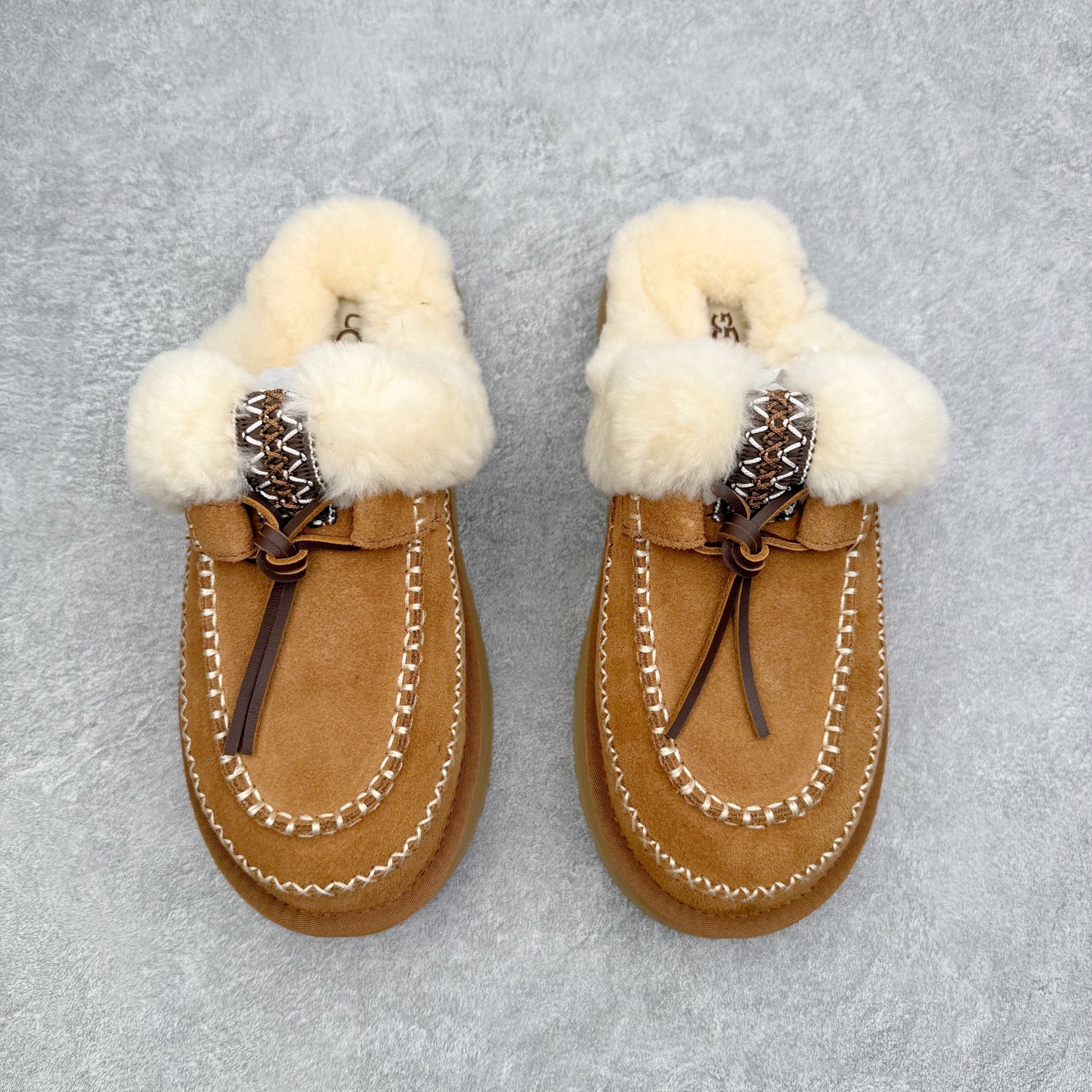 图片[2]-＃GD UGG 8260经典秋冬羊皮毛一体雪地靴 隆丰A级澳洲进口羊皮毛一体 完全遵循ZP工艺流程 代工厂原厂版师 秉承无原鞋不开发选择 注重每一处细节 市面最正版型 TREADLITE\\\”轻翼\\\”科技外底 轻便/耐用/柔韧/桩型【售后郑重承诺】一个月内若出现重大脱胶/断底等质量问题 直接为您换新 翻毛皮鞋面 细腻亲肤再生聚酯纤维滚边 舒适易打理 保暖性佳 UGG plush™ 里衬和内底 茸软亲肤 舒适暖足 经典鞋型搭配轻盈厚底 稳稳拿捏秋冬出街时髦造型 Treadlite by UGG 轻翼大底 轻盈缓震 为双足减负 舒适轻便 助你轻松畅玩整天 尺码：35 36 37 38 39 40-选品中心