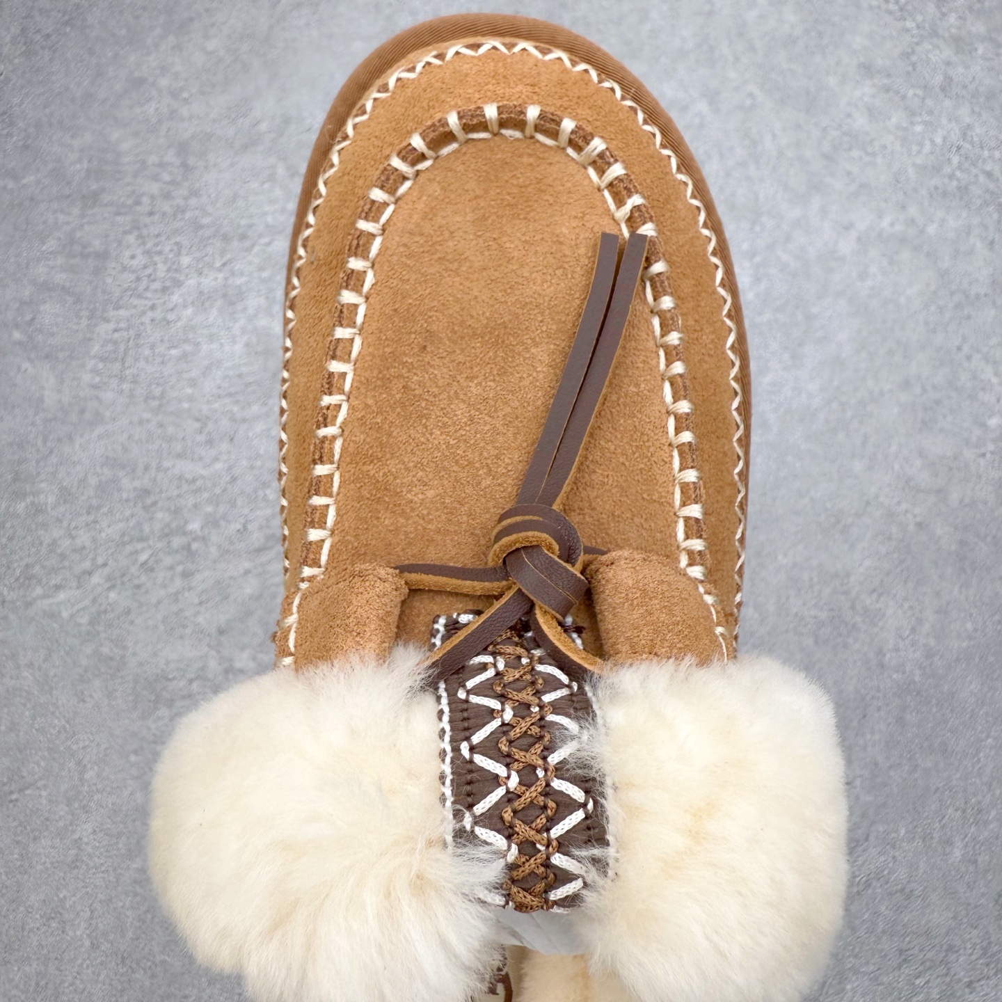 图片[4]-＃GD UGG 8260经典秋冬羊皮毛一体雪地靴 隆丰A级澳洲进口羊皮毛一体 完全遵循ZP工艺流程 代工厂原厂版师 秉承无原鞋不开发选择 注重每一处细节 市面最正版型 TREADLITE\\\”轻翼\\\”科技外底 轻便/耐用/柔韧/桩型【售后郑重承诺】一个月内若出现重大脱胶/断底等质量问题 直接为您换新 翻毛皮鞋面 细腻亲肤再生聚酯纤维滚边 舒适易打理 保暖性佳 UGG plush™ 里衬和内底 茸软亲肤 舒适暖足 经典鞋型搭配轻盈厚底 稳稳拿捏秋冬出街时髦造型 Treadlite by UGG 轻翼大底 轻盈缓震 为双足减负 舒适轻便 助你轻松畅玩整天 尺码：35 36 37 38 39 40-选品中心