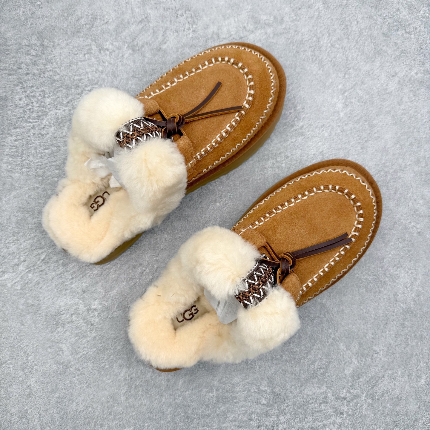 图片[3]-＃GD UGG 8260经典秋冬羊皮毛一体雪地靴 隆丰A级澳洲进口羊皮毛一体 完全遵循ZP工艺流程 代工厂原厂版师 秉承无原鞋不开发选择 注重每一处细节 市面最正版型 TREADLITE\\\”轻翼\\\”科技外底 轻便/耐用/柔韧/桩型【售后郑重承诺】一个月内若出现重大脱胶/断底等质量问题 直接为您换新 翻毛皮鞋面 细腻亲肤再生聚酯纤维滚边 舒适易打理 保暖性佳 UGG plush™ 里衬和内底 茸软亲肤 舒适暖足 经典鞋型搭配轻盈厚底 稳稳拿捏秋冬出街时髦造型 Treadlite by UGG 轻翼大底 轻盈缓震 为双足减负 舒适轻便 助你轻松畅玩整天 尺码：35 36 37 38 39 40-选品中心