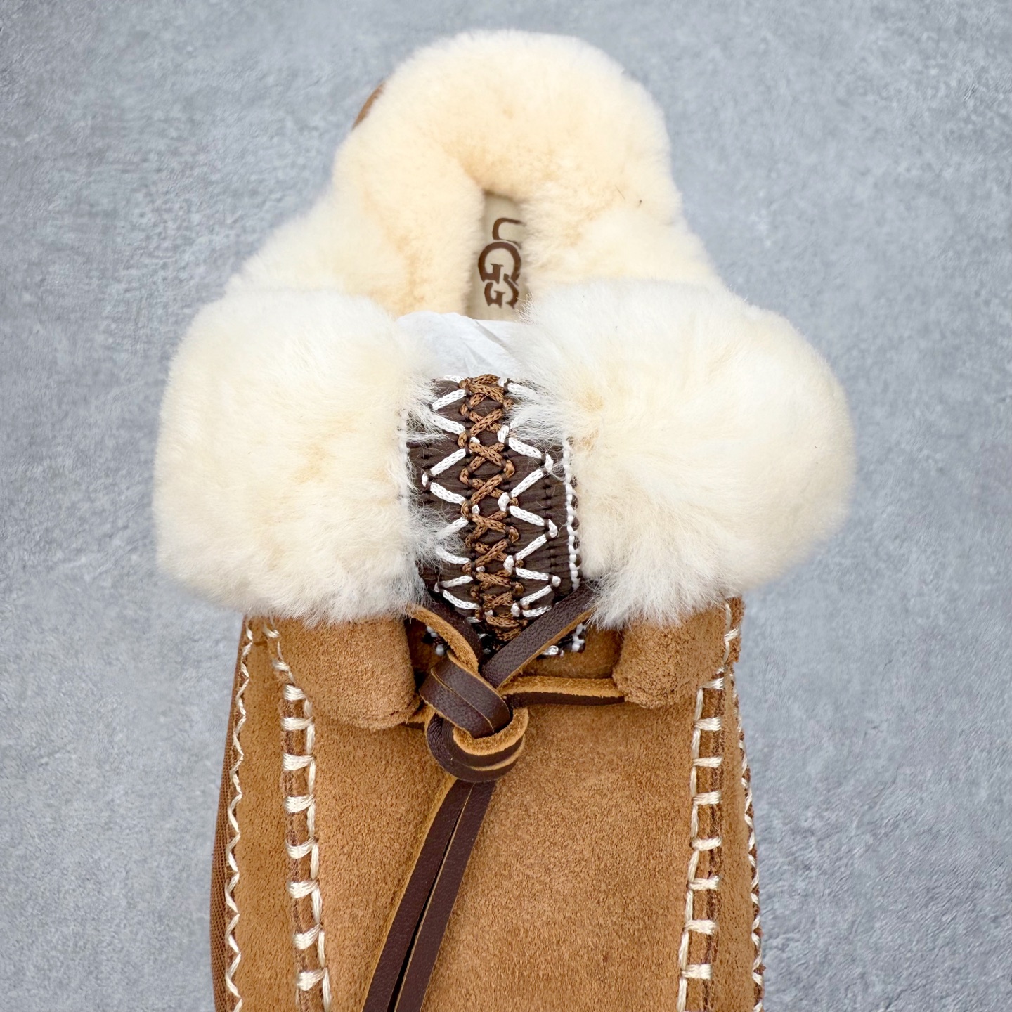 图片[5]-＃GD UGG 8260经典秋冬羊皮毛一体雪地靴 隆丰A级澳洲进口羊皮毛一体 完全遵循ZP工艺流程 代工厂原厂版师 秉承无原鞋不开发选择 注重每一处细节 市面最正版型 TREADLITE\\\”轻翼\\\”科技外底 轻便/耐用/柔韧/桩型【售后郑重承诺】一个月内若出现重大脱胶/断底等质量问题 直接为您换新 翻毛皮鞋面 细腻亲肤再生聚酯纤维滚边 舒适易打理 保暖性佳 UGG plush™ 里衬和内底 茸软亲肤 舒适暖足 经典鞋型搭配轻盈厚底 稳稳拿捏秋冬出街时髦造型 Treadlite by UGG 轻翼大底 轻盈缓震 为双足减负 舒适轻便 助你轻松畅玩整天 尺码：35 36 37 38 39 40-选品中心