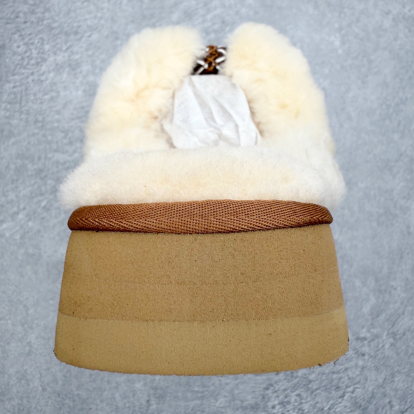 图片[8]-＃GD UGG 8260经典秋冬羊皮毛一体雪地靴 隆丰A级澳洲进口羊皮毛一体 完全遵循ZP工艺流程 代工厂原厂版师 秉承无原鞋不开发选择 注重每一处细节 市面最正版型 TREADLITE\\\”轻翼\\\”科技外底 轻便/耐用/柔韧/桩型【售后郑重承诺】一个月内若出现重大脱胶/断底等质量问题 直接为您换新 翻毛皮鞋面 细腻亲肤再生聚酯纤维滚边 舒适易打理 保暖性佳 UGG plush™ 里衬和内底 茸软亲肤 舒适暖足 经典鞋型搭配轻盈厚底 稳稳拿捏秋冬出街时髦造型 Treadlite by UGG 轻翼大底 轻盈缓震 为双足减负 舒适轻便 助你轻松畅玩整天 尺码：35 36 37 38 39 40-选品中心