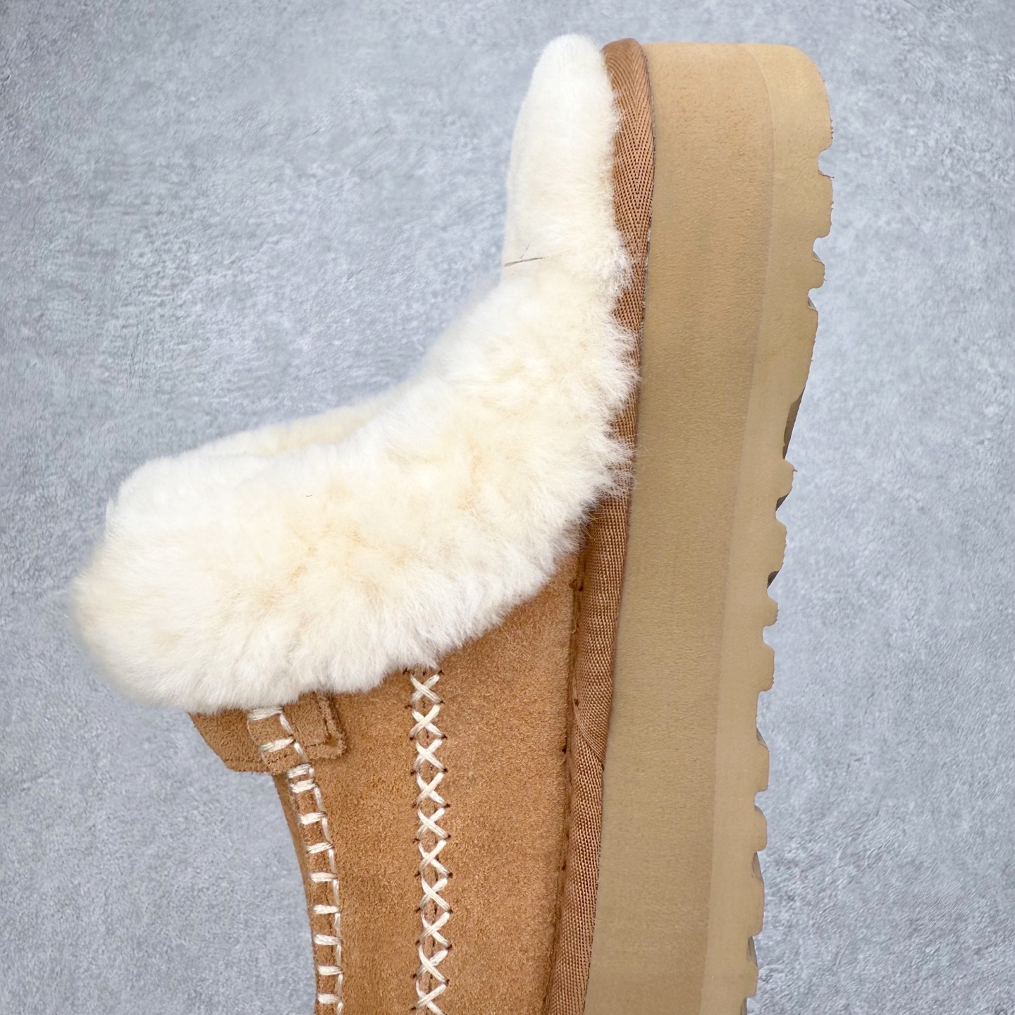 图片[7]-＃GD UGG 8260经典秋冬羊皮毛一体雪地靴 隆丰A级澳洲进口羊皮毛一体 完全遵循ZP工艺流程 代工厂原厂版师 秉承无原鞋不开发选择 注重每一处细节 市面最正版型 TREADLITE\\\”轻翼\\\”科技外底 轻便/耐用/柔韧/桩型【售后郑重承诺】一个月内若出现重大脱胶/断底等质量问题 直接为您换新 翻毛皮鞋面 细腻亲肤再生聚酯纤维滚边 舒适易打理 保暖性佳 UGG plush™ 里衬和内底 茸软亲肤 舒适暖足 经典鞋型搭配轻盈厚底 稳稳拿捏秋冬出街时髦造型 Treadlite by UGG 轻翼大底 轻盈缓震 为双足减负 舒适轻便 助你轻松畅玩整天 尺码：35 36 37 38 39 40-选品中心