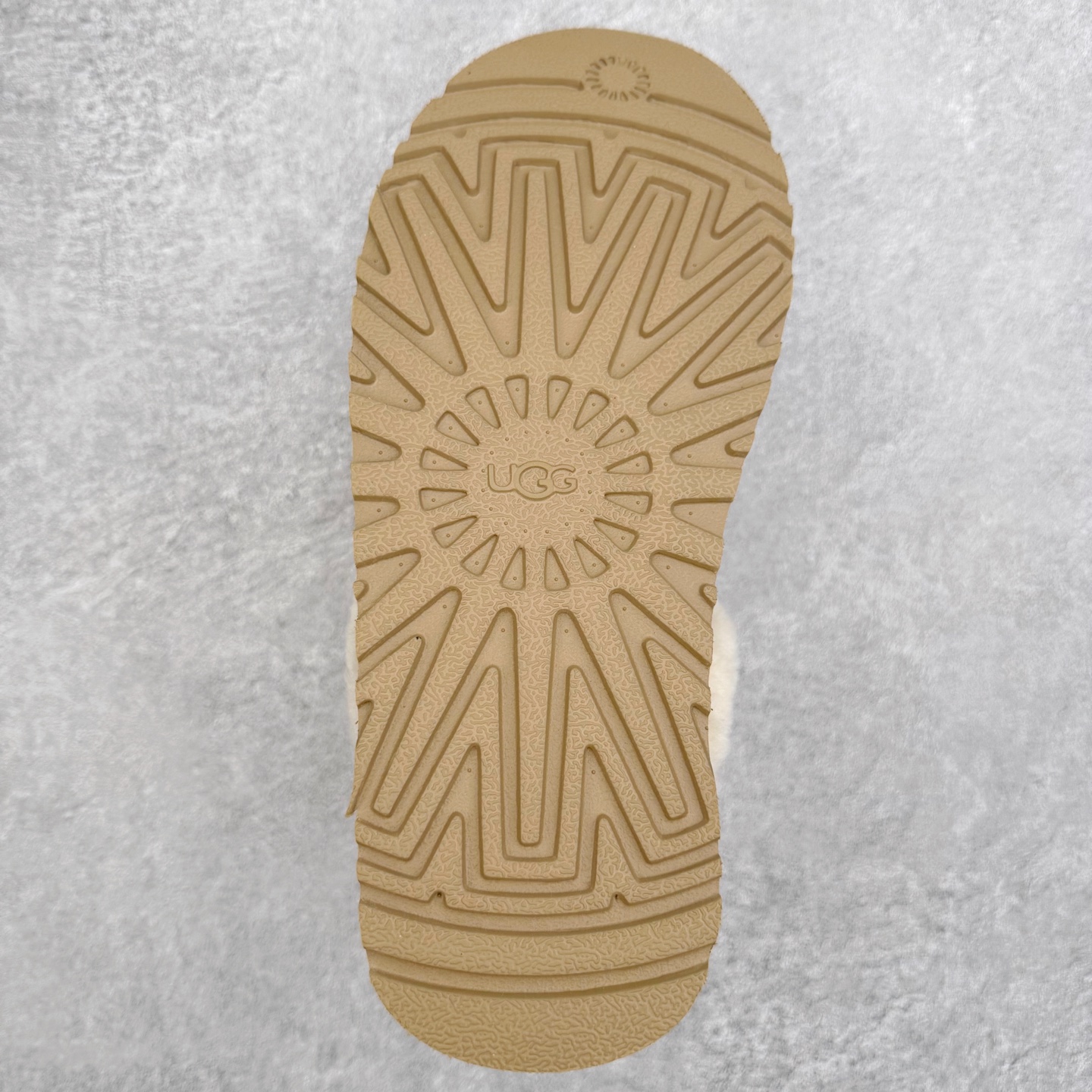 图片[9]-＃GD UGG 8260经典秋冬羊皮毛一体雪地靴 隆丰A级澳洲进口羊皮毛一体 完全遵循ZP工艺流程 代工厂原厂版师 秉承无原鞋不开发选择 注重每一处细节 市面最正版型 TREADLITE\\\”轻翼\\\”科技外底 轻便/耐用/柔韧/桩型【售后郑重承诺】一个月内若出现重大脱胶/断底等质量问题 直接为您换新 翻毛皮鞋面 细腻亲肤再生聚酯纤维滚边 舒适易打理 保暖性佳 UGG plush™ 里衬和内底 茸软亲肤 舒适暖足 经典鞋型搭配轻盈厚底 稳稳拿捏秋冬出街时髦造型 Treadlite by UGG 轻翼大底 轻盈缓震 为双足减负 舒适轻便 助你轻松畅玩整天 尺码：35 36 37 38 39 40-选品中心