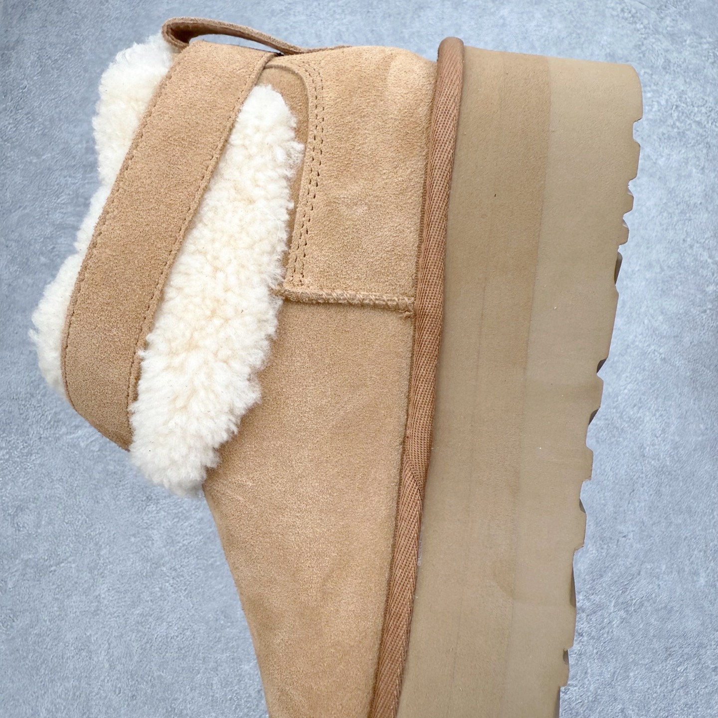 图片[7]-＃GD UGG 4041经典秋冬羊皮毛一体雪地靴 隆丰A级澳洲进口羊皮毛一体 完全遵循ZP工艺流程 代工厂原厂版师 秉承无原鞋不开发选择 注重每一处细节 市面最正版型 TREADLITE\\\”轻翼\\\”科技外底 轻便/耐用/柔韧/桩型【售后郑重承诺】一个月内若出现重大脱胶/断底等质量问题 直接为您换新 翻毛皮鞋面 细腻亲肤再生聚酯纤维滚边 舒适易打理 保暖性佳 UGG plush™ 里衬和内底 茸软亲肤 舒适暖足 经典鞋型搭配轻盈厚底 稳稳拿捏秋冬出街时髦造型 Treadlite by UGG 轻翼大底 轻盈缓震 为双足减负 舒适轻便 助你轻松畅玩整天 尺码：35 36 37 38 39 40-选品中心