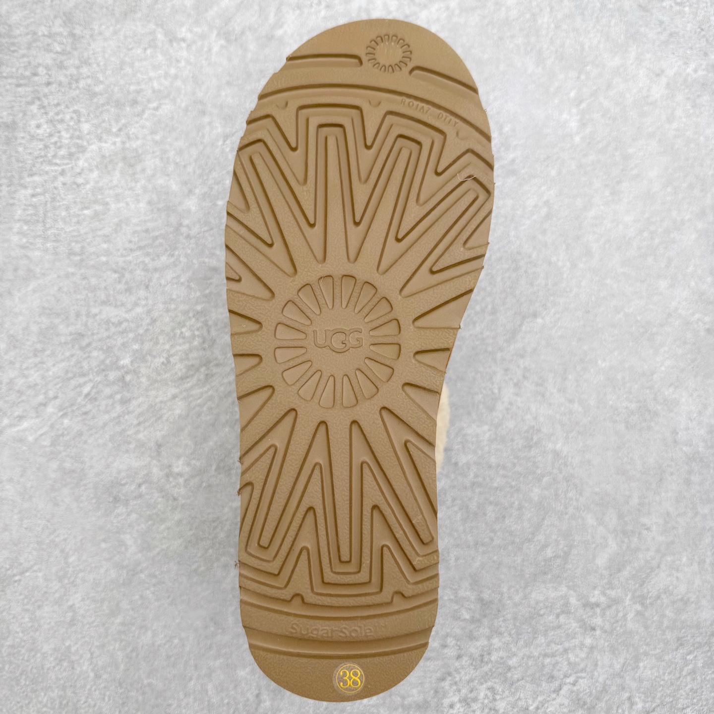 图片[9]-＃GD UGG 4041经典秋冬羊皮毛一体雪地靴 隆丰A级澳洲进口羊皮毛一体 完全遵循ZP工艺流程 代工厂原厂版师 秉承无原鞋不开发选择 注重每一处细节 市面最正版型 TREADLITE\\\”轻翼\\\”科技外底 轻便/耐用/柔韧/桩型【售后郑重承诺】一个月内若出现重大脱胶/断底等质量问题 直接为您换新 翻毛皮鞋面 细腻亲肤再生聚酯纤维滚边 舒适易打理 保暖性佳 UGG plush™ 里衬和内底 茸软亲肤 舒适暖足 经典鞋型搭配轻盈厚底 稳稳拿捏秋冬出街时髦造型 Treadlite by UGG 轻翼大底 轻盈缓震 为双足减负 舒适轻便 助你轻松畅玩整天 尺码：35 36 37 38 39 40-选品中心