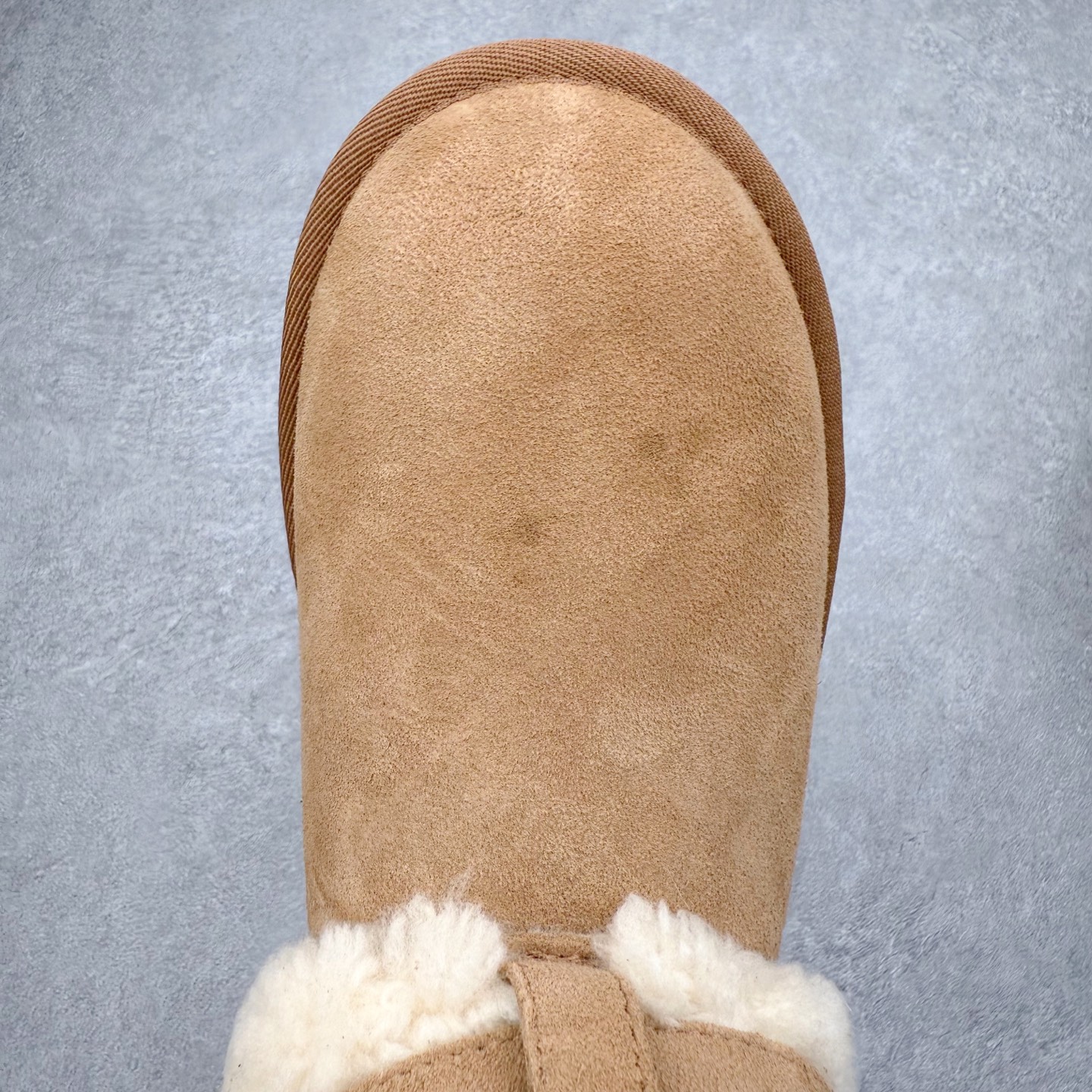 图片[4]-＃GD UGG 4041经典秋冬羊皮毛一体雪地靴 隆丰A级澳洲进口羊皮毛一体 完全遵循ZP工艺流程 代工厂原厂版师 秉承无原鞋不开发选择 注重每一处细节 市面最正版型 TREADLITE\\\”轻翼\\\”科技外底 轻便/耐用/柔韧/桩型【售后郑重承诺】一个月内若出现重大脱胶/断底等质量问题 直接为您换新 翻毛皮鞋面 细腻亲肤再生聚酯纤维滚边 舒适易打理 保暖性佳 UGG plush™ 里衬和内底 茸软亲肤 舒适暖足 经典鞋型搭配轻盈厚底 稳稳拿捏秋冬出街时髦造型 Treadlite by UGG 轻翼大底 轻盈缓震 为双足减负 舒适轻便 助你轻松畅玩整天 尺码：35 36 37 38 39 40-选品中心