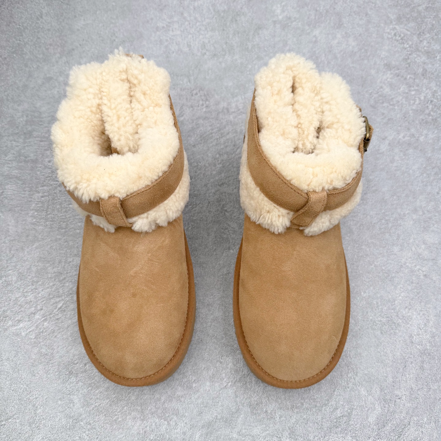 图片[2]-＃GD UGG 4041经典秋冬羊皮毛一体雪地靴 隆丰A级澳洲进口羊皮毛一体 完全遵循ZP工艺流程 代工厂原厂版师 秉承无原鞋不开发选择 注重每一处细节 市面最正版型 TREADLITE\\\”轻翼\\\”科技外底 轻便/耐用/柔韧/桩型【售后郑重承诺】一个月内若出现重大脱胶/断底等质量问题 直接为您换新 翻毛皮鞋面 细腻亲肤再生聚酯纤维滚边 舒适易打理 保暖性佳 UGG plush™ 里衬和内底 茸软亲肤 舒适暖足 经典鞋型搭配轻盈厚底 稳稳拿捏秋冬出街时髦造型 Treadlite by UGG 轻翼大底 轻盈缓震 为双足减负 舒适轻便 助你轻松畅玩整天 尺码：35 36 37 38 39 40-选品中心