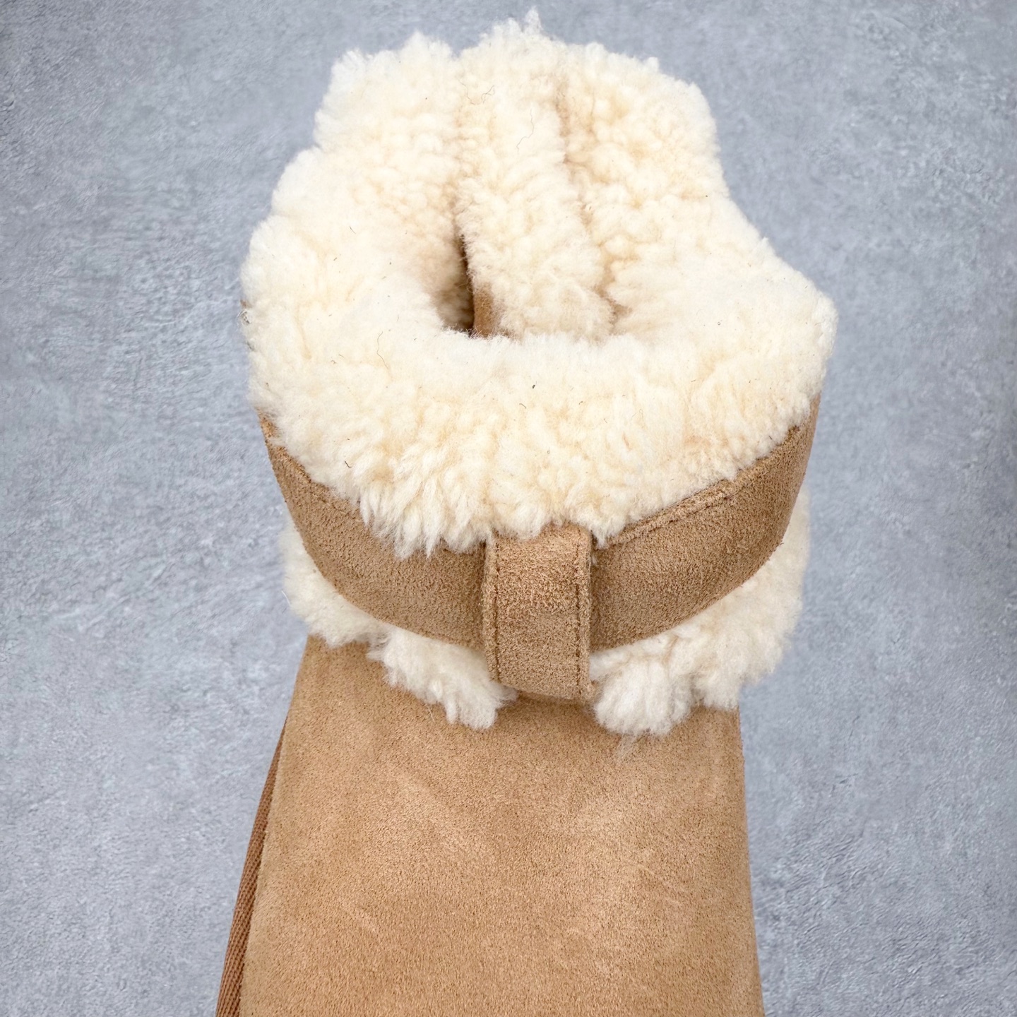 图片[5]-＃GD UGG 4041经典秋冬羊皮毛一体雪地靴 隆丰A级澳洲进口羊皮毛一体 完全遵循ZP工艺流程 代工厂原厂版师 秉承无原鞋不开发选择 注重每一处细节 市面最正版型 TREADLITE\\\”轻翼\\\”科技外底 轻便/耐用/柔韧/桩型【售后郑重承诺】一个月内若出现重大脱胶/断底等质量问题 直接为您换新 翻毛皮鞋面 细腻亲肤再生聚酯纤维滚边 舒适易打理 保暖性佳 UGG plush™ 里衬和内底 茸软亲肤 舒适暖足 经典鞋型搭配轻盈厚底 稳稳拿捏秋冬出街时髦造型 Treadlite by UGG 轻翼大底 轻盈缓震 为双足减负 舒适轻便 助你轻松畅玩整天 尺码：35 36 37 38 39 40-选品中心