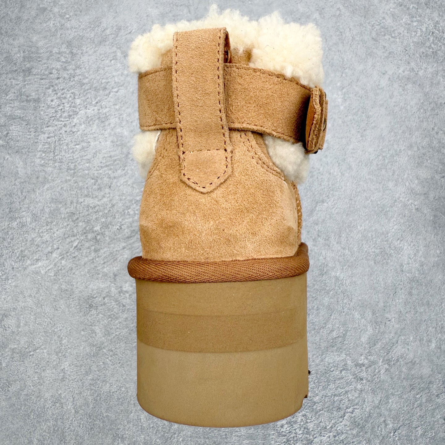 图片[8]-＃GD UGG 4041经典秋冬羊皮毛一体雪地靴 隆丰A级澳洲进口羊皮毛一体 完全遵循ZP工艺流程 代工厂原厂版师 秉承无原鞋不开发选择 注重每一处细节 市面最正版型 TREADLITE\\\”轻翼\\\”科技外底 轻便/耐用/柔韧/桩型【售后郑重承诺】一个月内若出现重大脱胶/断底等质量问题 直接为您换新 翻毛皮鞋面 细腻亲肤再生聚酯纤维滚边 舒适易打理 保暖性佳 UGG plush™ 里衬和内底 茸软亲肤 舒适暖足 经典鞋型搭配轻盈厚底 稳稳拿捏秋冬出街时髦造型 Treadlite by UGG 轻翼大底 轻盈缓震 为双足减负 舒适轻便 助你轻松畅玩整天 尺码：35 36 37 38 39 40-选品中心