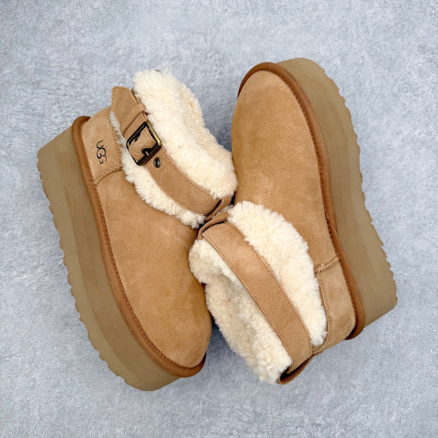 图片[3]-＃GD UGG 4041经典秋冬羊皮毛一体雪地靴 隆丰A级澳洲进口羊皮毛一体 完全遵循ZP工艺流程 代工厂原厂版师 秉承无原鞋不开发选择 注重每一处细节 市面最正版型 TREADLITE\\\”轻翼\\\”科技外底 轻便/耐用/柔韧/桩型【售后郑重承诺】一个月内若出现重大脱胶/断底等质量问题 直接为您换新 翻毛皮鞋面 细腻亲肤再生聚酯纤维滚边 舒适易打理 保暖性佳 UGG plush™ 里衬和内底 茸软亲肤 舒适暖足 经典鞋型搭配轻盈厚底 稳稳拿捏秋冬出街时髦造型 Treadlite by UGG 轻翼大底 轻盈缓震 为双足减负 舒适轻便 助你轻松畅玩整天 尺码：35 36 37 38 39 40-选品中心