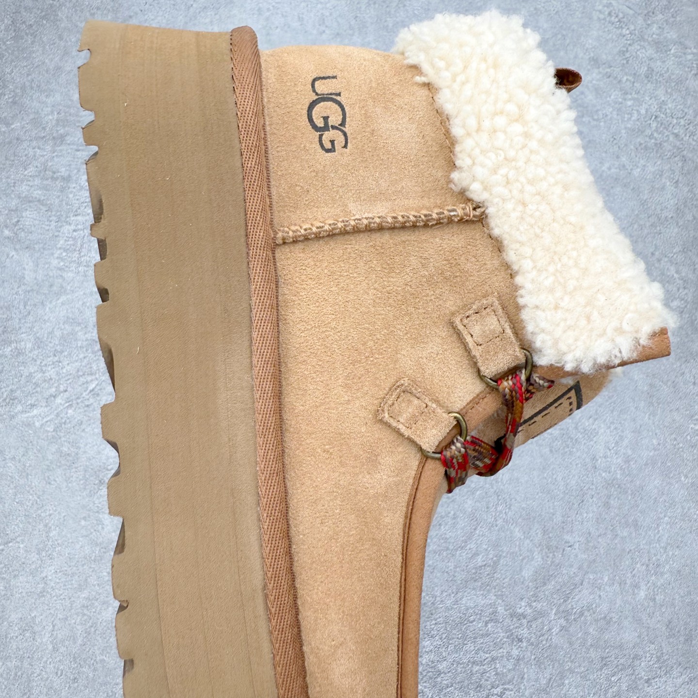 图片[6]-＃GD UGG 3954经典秋冬羊皮毛一体雪地靴 隆丰A级澳洲进口羊皮毛一体 完全遵循ZP工艺流程 代工厂原厂版师 秉承无原鞋不开发选择 注重每一处细节 市面最正版型 TREADLITE\\\”轻翼\\\”科技外底 轻便/耐用/柔韧/桩型【售后郑重承诺】一个月内若出现重大脱胶/断底等质量问题 直接为您换新 翻毛皮鞋面 细腻亲肤再生聚酯纤维滚边 舒适易打理 保暖性佳 UGG plush™ 里衬和内底 茸软亲肤 舒适暖足 经典鞋型搭配轻盈厚底 稳稳拿捏秋冬出街时髦造型 Treadlite by UGG 轻翼大底 轻盈缓震 为双足减负 舒适轻便 助你轻松畅玩整天 尺码：35 36 37 38 39 40-选品中心