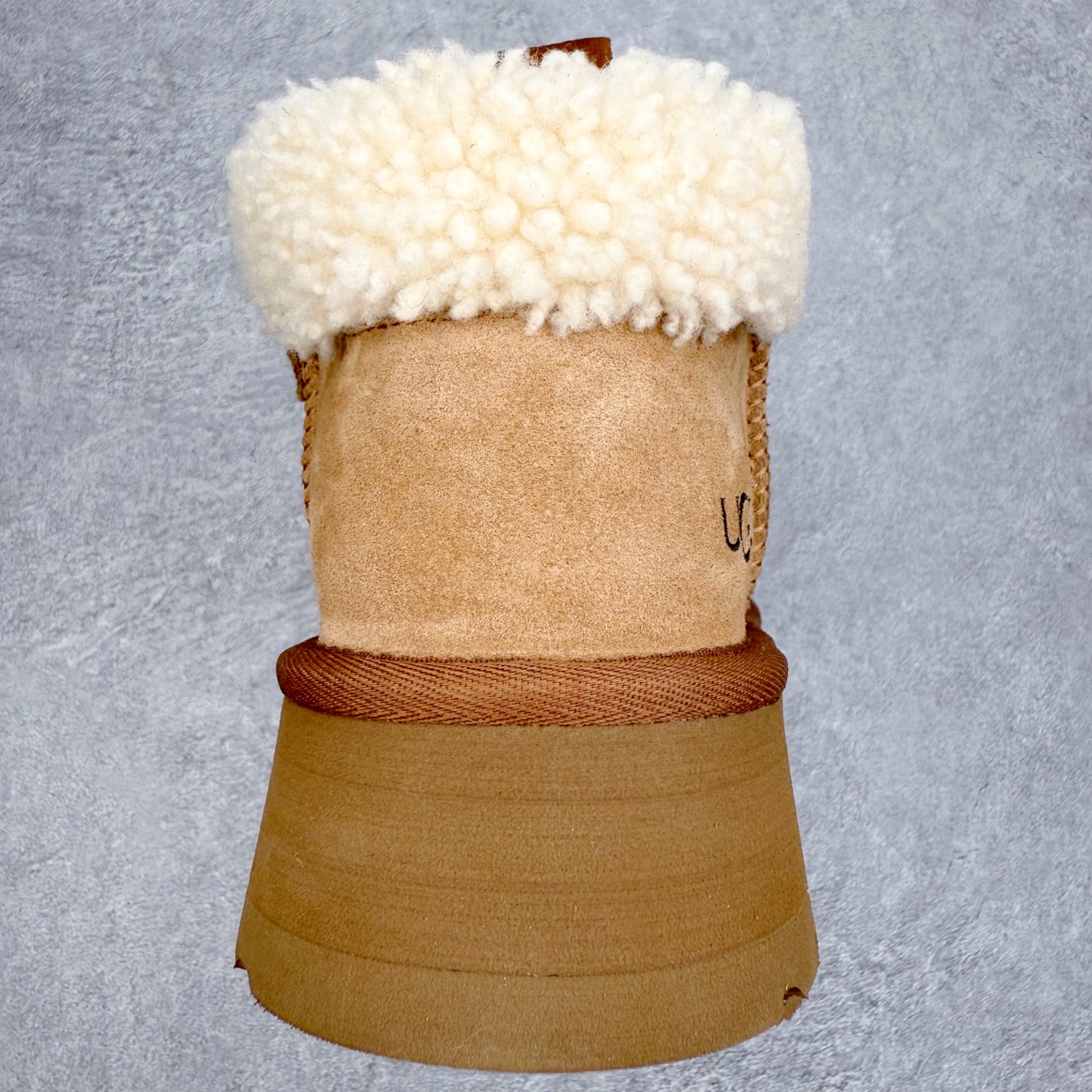 图片[8]-＃GD UGG 3954经典秋冬羊皮毛一体雪地靴 隆丰A级澳洲进口羊皮毛一体 完全遵循ZP工艺流程 代工厂原厂版师 秉承无原鞋不开发选择 注重每一处细节 市面最正版型 TREADLITE\\\”轻翼\\\”科技外底 轻便/耐用/柔韧/桩型【售后郑重承诺】一个月内若出现重大脱胶/断底等质量问题 直接为您换新 翻毛皮鞋面 细腻亲肤再生聚酯纤维滚边 舒适易打理 保暖性佳 UGG plush™ 里衬和内底 茸软亲肤 舒适暖足 经典鞋型搭配轻盈厚底 稳稳拿捏秋冬出街时髦造型 Treadlite by UGG 轻翼大底 轻盈缓震 为双足减负 舒适轻便 助你轻松畅玩整天 尺码：35 36 37 38 39 40-选品中心