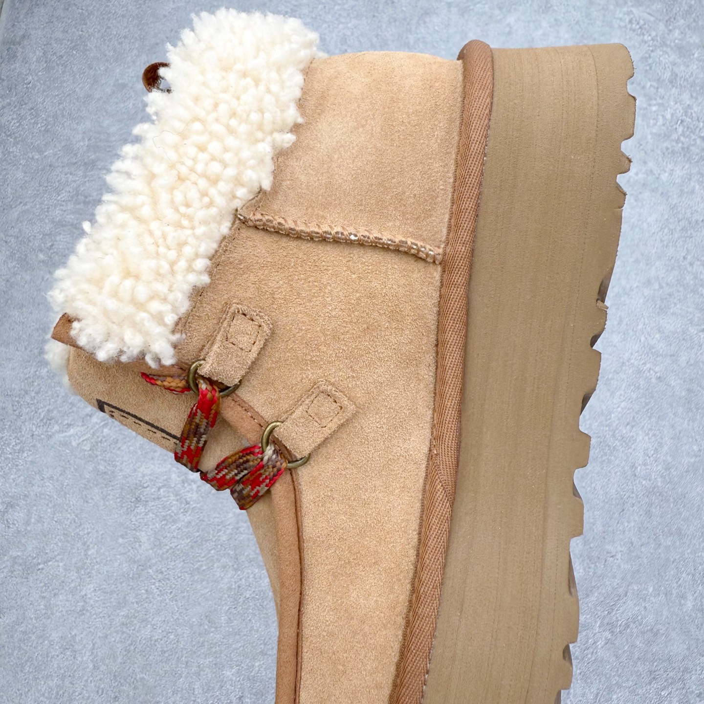 图片[7]-＃GD UGG 3954经典秋冬羊皮毛一体雪地靴 隆丰A级澳洲进口羊皮毛一体 完全遵循ZP工艺流程 代工厂原厂版师 秉承无原鞋不开发选择 注重每一处细节 市面最正版型 TREADLITE\\\”轻翼\\\”科技外底 轻便/耐用/柔韧/桩型【售后郑重承诺】一个月内若出现重大脱胶/断底等质量问题 直接为您换新 翻毛皮鞋面 细腻亲肤再生聚酯纤维滚边 舒适易打理 保暖性佳 UGG plush™ 里衬和内底 茸软亲肤 舒适暖足 经典鞋型搭配轻盈厚底 稳稳拿捏秋冬出街时髦造型 Treadlite by UGG 轻翼大底 轻盈缓震 为双足减负 舒适轻便 助你轻松畅玩整天 尺码：35 36 37 38 39 40-选品中心