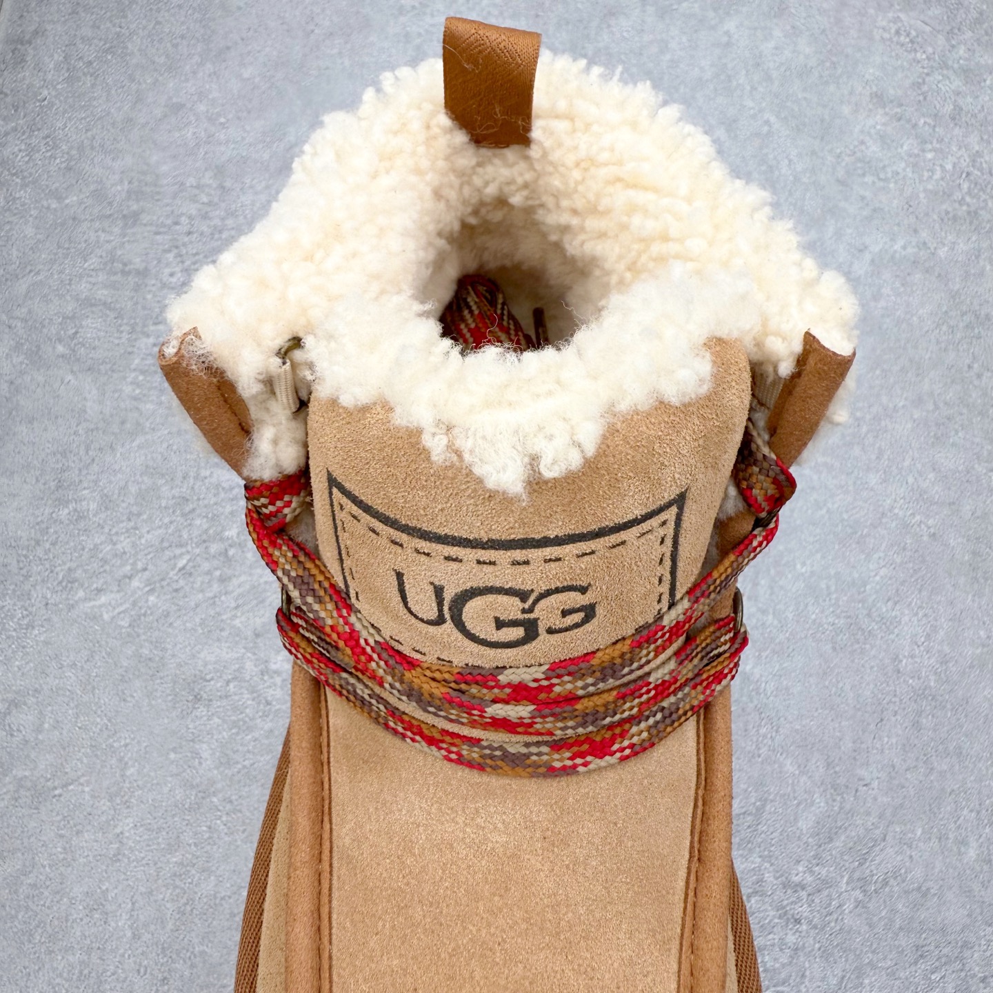 图片[5]-＃GD UGG 3954经典秋冬羊皮毛一体雪地靴 隆丰A级澳洲进口羊皮毛一体 完全遵循ZP工艺流程 代工厂原厂版师 秉承无原鞋不开发选择 注重每一处细节 市面最正版型 TREADLITE\\\”轻翼\\\”科技外底 轻便/耐用/柔韧/桩型【售后郑重承诺】一个月内若出现重大脱胶/断底等质量问题 直接为您换新 翻毛皮鞋面 细腻亲肤再生聚酯纤维滚边 舒适易打理 保暖性佳 UGG plush™ 里衬和内底 茸软亲肤 舒适暖足 经典鞋型搭配轻盈厚底 稳稳拿捏秋冬出街时髦造型 Treadlite by UGG 轻翼大底 轻盈缓震 为双足减负 舒适轻便 助你轻松畅玩整天 尺码：35 36 37 38 39 40-选品中心