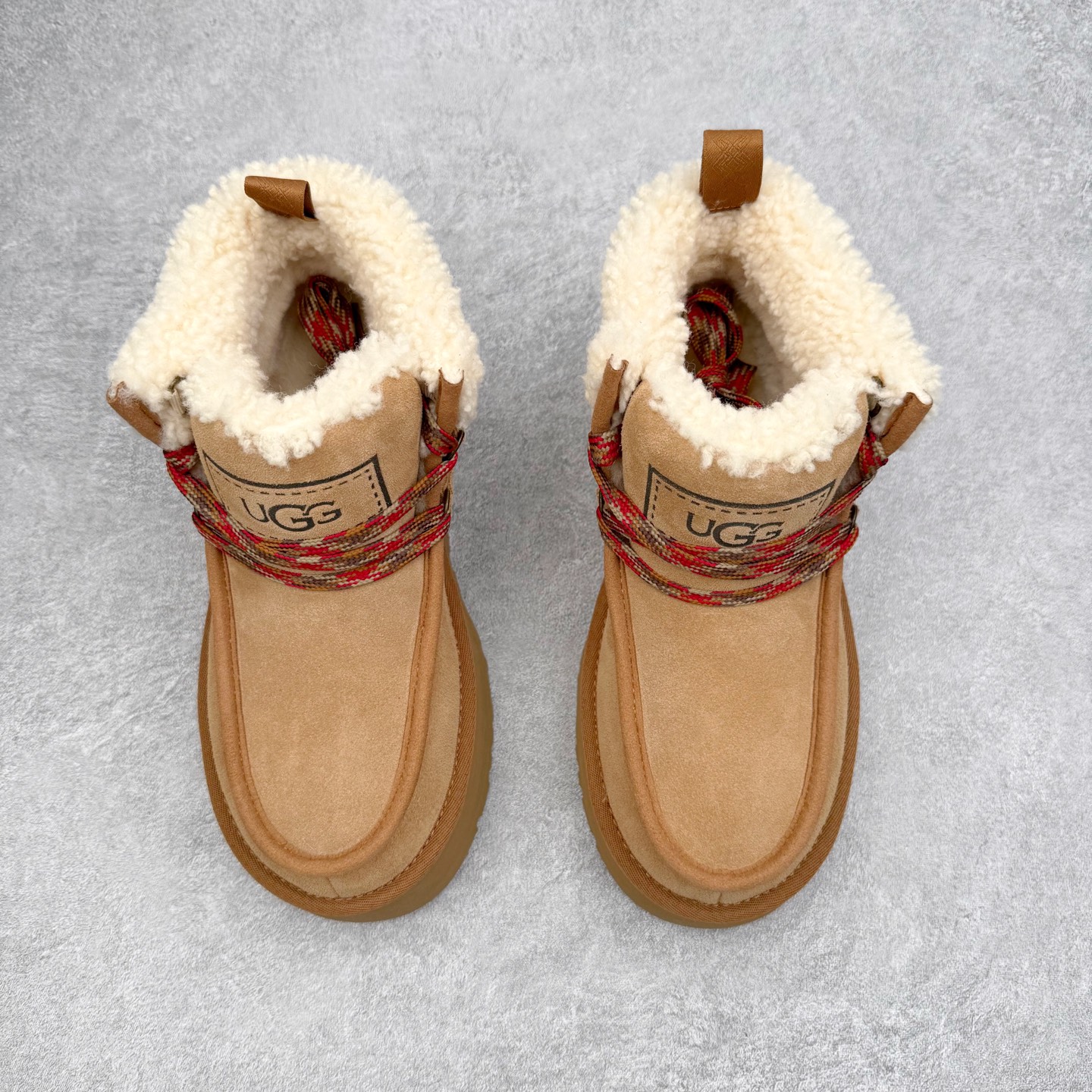 图片[2]-＃GD UGG 3954经典秋冬羊皮毛一体雪地靴 隆丰A级澳洲进口羊皮毛一体 完全遵循ZP工艺流程 代工厂原厂版师 秉承无原鞋不开发选择 注重每一处细节 市面最正版型 TREADLITE\\\”轻翼\\\”科技外底 轻便/耐用/柔韧/桩型【售后郑重承诺】一个月内若出现重大脱胶/断底等质量问题 直接为您换新 翻毛皮鞋面 细腻亲肤再生聚酯纤维滚边 舒适易打理 保暖性佳 UGG plush™ 里衬和内底 茸软亲肤 舒适暖足 经典鞋型搭配轻盈厚底 稳稳拿捏秋冬出街时髦造型 Treadlite by UGG 轻翼大底 轻盈缓震 为双足减负 舒适轻便 助你轻松畅玩整天 尺码：35 36 37 38 39 40-选品中心