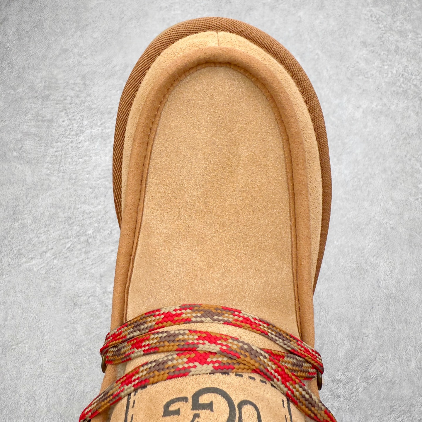 图片[4]-＃GD UGG 3954经典秋冬羊皮毛一体雪地靴 隆丰A级澳洲进口羊皮毛一体 完全遵循ZP工艺流程 代工厂原厂版师 秉承无原鞋不开发选择 注重每一处细节 市面最正版型 TREADLITE\\\”轻翼\\\”科技外底 轻便/耐用/柔韧/桩型【售后郑重承诺】一个月内若出现重大脱胶/断底等质量问题 直接为您换新 翻毛皮鞋面 细腻亲肤再生聚酯纤维滚边 舒适易打理 保暖性佳 UGG plush™ 里衬和内底 茸软亲肤 舒适暖足 经典鞋型搭配轻盈厚底 稳稳拿捏秋冬出街时髦造型 Treadlite by UGG 轻翼大底 轻盈缓震 为双足减负 舒适轻便 助你轻松畅玩整天 尺码：35 36 37 38 39 40-选品中心