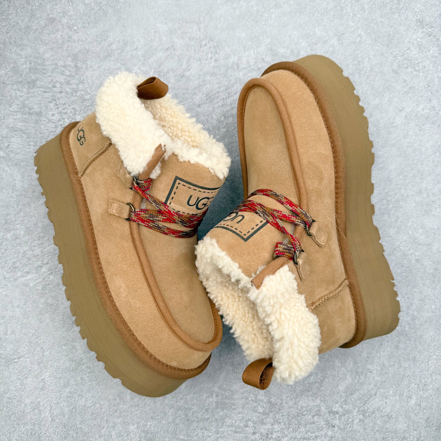 图片[3]-＃GD UGG 3954经典秋冬羊皮毛一体雪地靴 隆丰A级澳洲进口羊皮毛一体 完全遵循ZP工艺流程 代工厂原厂版师 秉承无原鞋不开发选择 注重每一处细节 市面最正版型 TREADLITE\\\”轻翼\\\”科技外底 轻便/耐用/柔韧/桩型【售后郑重承诺】一个月内若出现重大脱胶/断底等质量问题 直接为您换新 翻毛皮鞋面 细腻亲肤再生聚酯纤维滚边 舒适易打理 保暖性佳 UGG plush™ 里衬和内底 茸软亲肤 舒适暖足 经典鞋型搭配轻盈厚底 稳稳拿捏秋冬出街时髦造型 Treadlite by UGG 轻翼大底 轻盈缓震 为双足减负 舒适轻便 助你轻松畅玩整天 尺码：35 36 37 38 39 40-选品中心