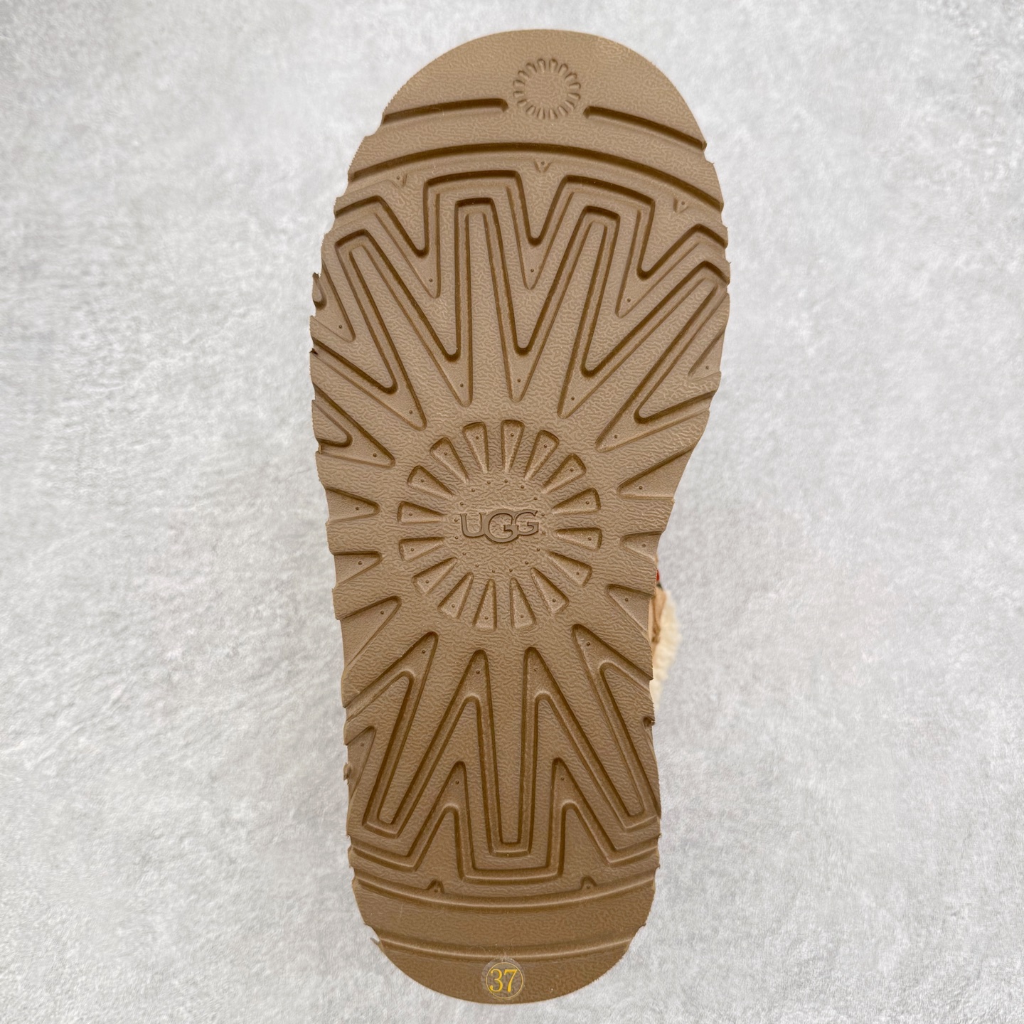 图片[9]-＃GD UGG 3954经典秋冬羊皮毛一体雪地靴 隆丰A级澳洲进口羊皮毛一体 完全遵循ZP工艺流程 代工厂原厂版师 秉承无原鞋不开发选择 注重每一处细节 市面最正版型 TREADLITE\\\”轻翼\\\”科技外底 轻便/耐用/柔韧/桩型【售后郑重承诺】一个月内若出现重大脱胶/断底等质量问题 直接为您换新 翻毛皮鞋面 细腻亲肤再生聚酯纤维滚边 舒适易打理 保暖性佳 UGG plush™ 里衬和内底 茸软亲肤 舒适暖足 经典鞋型搭配轻盈厚底 稳稳拿捏秋冬出街时髦造型 Treadlite by UGG 轻翼大底 轻盈缓震 为双足减负 舒适轻便 助你轻松畅玩整天 尺码：35 36 37 38 39 40-选品中心