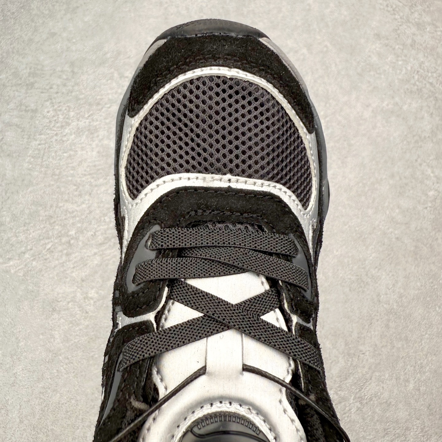 图片[4]-Asics GEL-NYC 亚瑟士防滑耐磨透气低帮运动休闲鞋童鞋 GEL-NYC™ 运动鞋的灵感源自传统和现代高性能跑步风格 其鞋面结构参考了 2000 年代初的 GEL-NIMBUS™ 3 鞋 并将其与 MC-PLUS V 设计中的各种装饰融为一体 该工装通过使用 GEL-CUMULUS® 16 鞋的工装系统来对比鞋面的复古风格 通过轻质泡沫和 GEL® 技术嵌入物的结合 这种中底结构有助于创造先进的脚底舒适度 尺码：27 28 29 30 31 32 33 34 35-选品中心