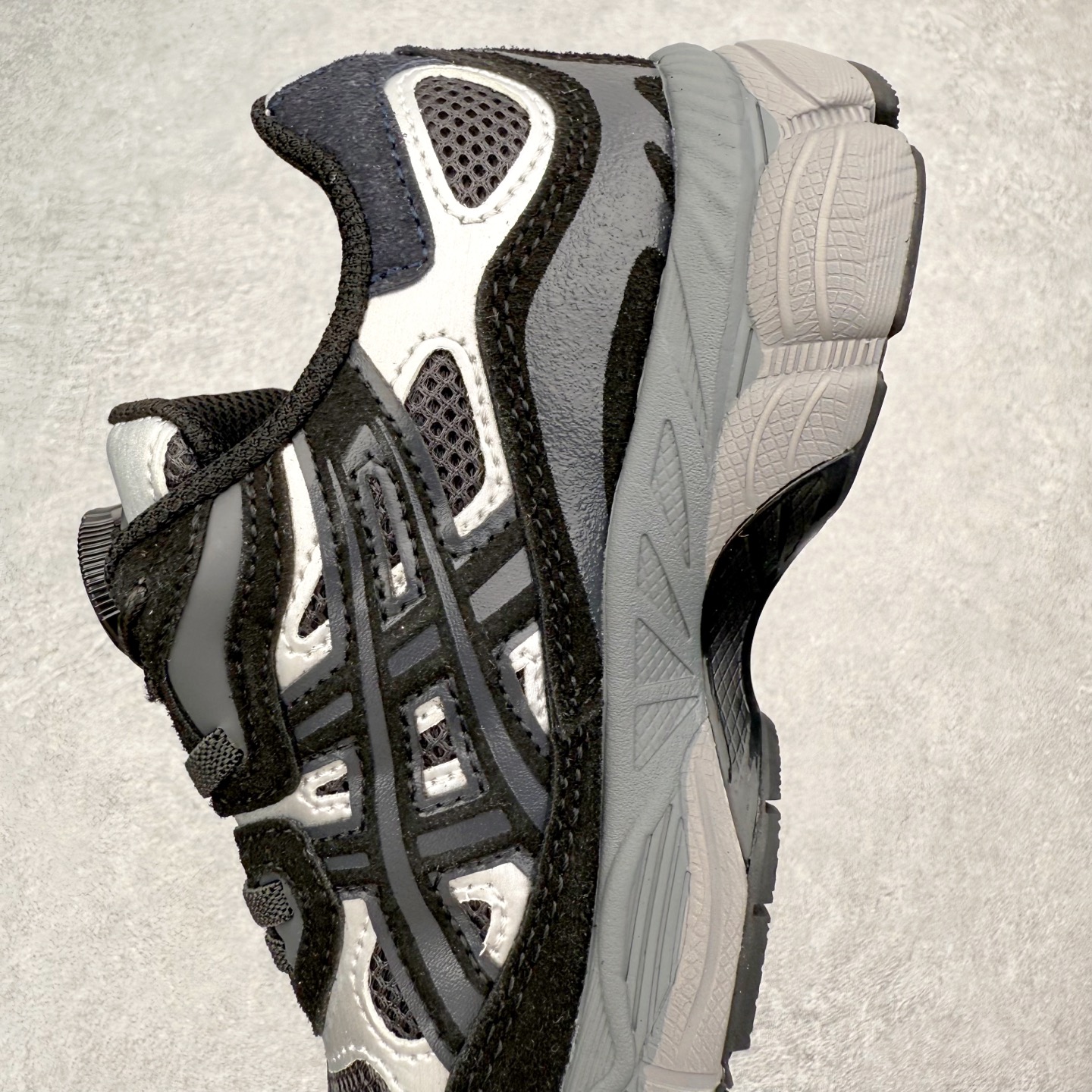 图片[7]-Asics GEL-NYC 亚瑟士防滑耐磨透气低帮运动休闲鞋童鞋 GEL-NYC™ 运动鞋的灵感源自传统和现代高性能跑步风格 其鞋面结构参考了 2000 年代初的 GEL-NIMBUS™ 3 鞋 并将其与 MC-PLUS V 设计中的各种装饰融为一体 该工装通过使用 GEL-CUMULUS® 16 鞋的工装系统来对比鞋面的复古风格 通过轻质泡沫和 GEL® 技术嵌入物的结合 这种中底结构有助于创造先进的脚底舒适度 尺码：27 28 29 30 31 32 33 34 35-选品中心