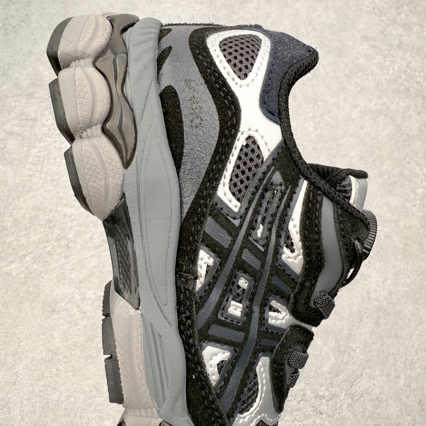 图片[6]-Asics GEL-NYC 亚瑟士防滑耐磨透气低帮运动休闲鞋童鞋 GEL-NYC™ 运动鞋的灵感源自传统和现代高性能跑步风格 其鞋面结构参考了 2000 年代初的 GEL-NIMBUS™ 3 鞋 并将其与 MC-PLUS V 设计中的各种装饰融为一体 该工装通过使用 GEL-CUMULUS® 16 鞋的工装系统来对比鞋面的复古风格 通过轻质泡沫和 GEL® 技术嵌入物的结合 这种中底结构有助于创造先进的脚底舒适度 尺码：27 28 29 30 31 32 33 34 35-选品中心