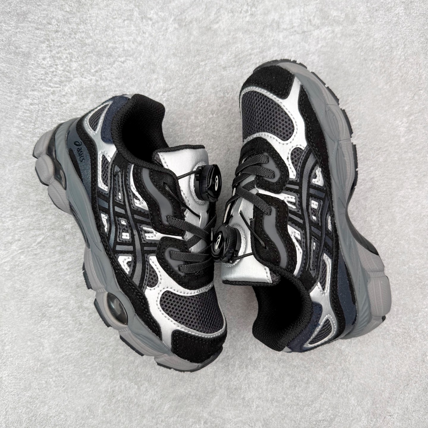 图片[3]-Asics GEL-NYC 亚瑟士防滑耐磨透气低帮运动休闲鞋童鞋 GEL-NYC™ 运动鞋的灵感源自传统和现代高性能跑步风格 其鞋面结构参考了 2000 年代初的 GEL-NIMBUS™ 3 鞋 并将其与 MC-PLUS V 设计中的各种装饰融为一体 该工装通过使用 GEL-CUMULUS® 16 鞋的工装系统来对比鞋面的复古风格 通过轻质泡沫和 GEL® 技术嵌入物的结合 这种中底结构有助于创造先进的脚底舒适度 尺码：27 28 29 30 31 32 33 34 35-选品中心