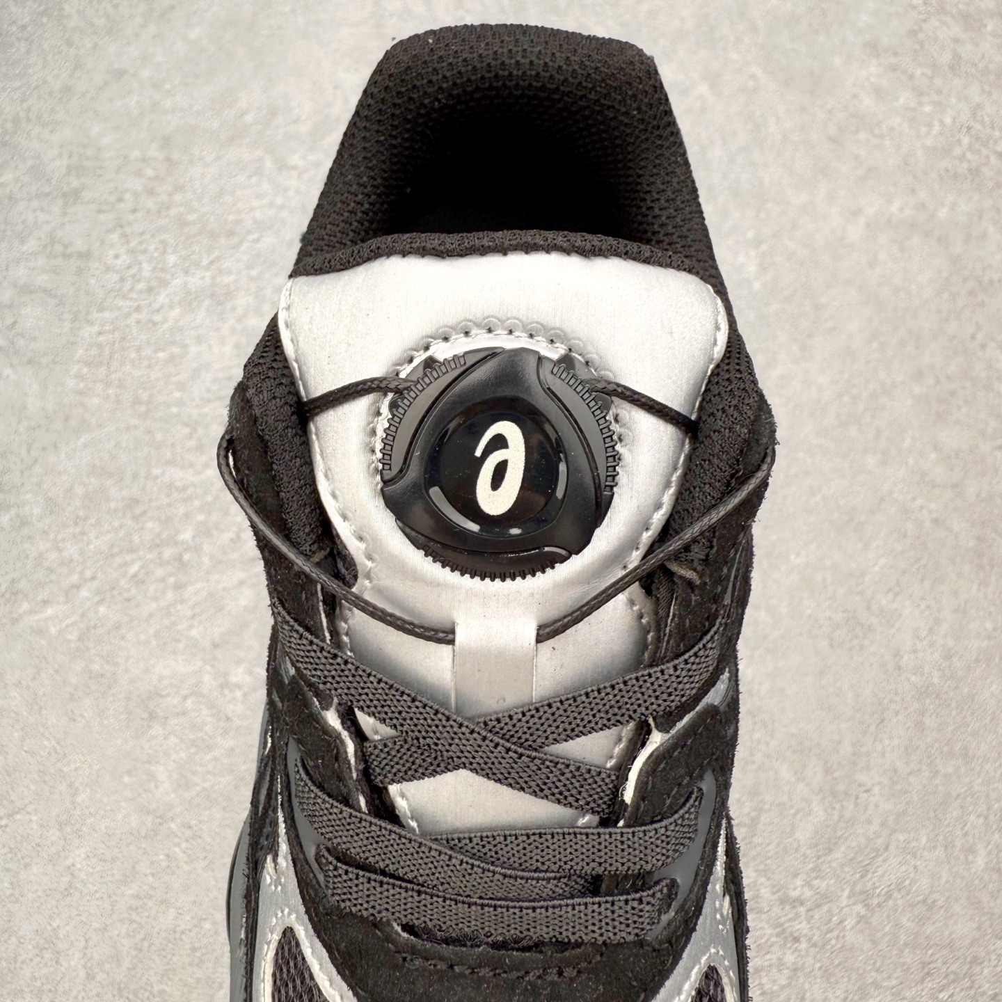 图片[5]-Asics GEL-NYC 亚瑟士防滑耐磨透气低帮运动休闲鞋童鞋 GEL-NYC™ 运动鞋的灵感源自传统和现代高性能跑步风格 其鞋面结构参考了 2000 年代初的 GEL-NIMBUS™ 3 鞋 并将其与 MC-PLUS V 设计中的各种装饰融为一体 该工装通过使用 GEL-CUMULUS® 16 鞋的工装系统来对比鞋面的复古风格 通过轻质泡沫和 GEL® 技术嵌入物的结合 这种中底结构有助于创造先进的脚底舒适度 尺码：27 28 29 30 31 32 33 34 35-选品中心