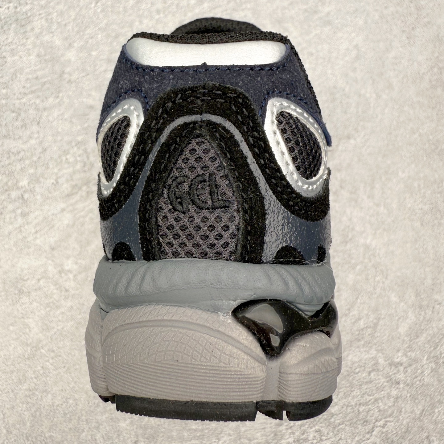 图片[8]-Asics GEL-NYC 亚瑟士防滑耐磨透气低帮运动休闲鞋童鞋 GEL-NYC™ 运动鞋的灵感源自传统和现代高性能跑步风格 其鞋面结构参考了 2000 年代初的 GEL-NIMBUS™ 3 鞋 并将其与 MC-PLUS V 设计中的各种装饰融为一体 该工装通过使用 GEL-CUMULUS® 16 鞋的工装系统来对比鞋面的复古风格 通过轻质泡沫和 GEL® 技术嵌入物的结合 这种中底结构有助于创造先进的脚底舒适度 尺码：27 28 29 30 31 32 33 34 35-选品中心