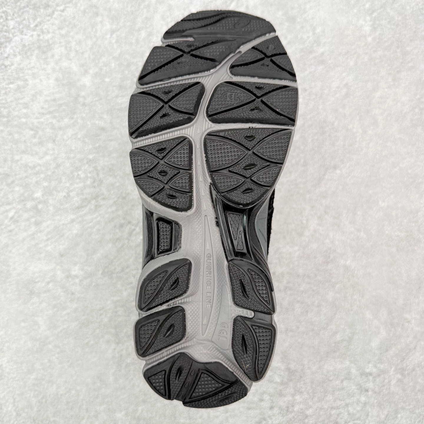 图片[9]-Asics GEL-NYC 亚瑟士防滑耐磨透气低帮运动休闲鞋童鞋 GEL-NYC™ 运动鞋的灵感源自传统和现代高性能跑步风格 其鞋面结构参考了 2000 年代初的 GEL-NIMBUS™ 3 鞋 并将其与 MC-PLUS V 设计中的各种装饰融为一体 该工装通过使用 GEL-CUMULUS® 16 鞋的工装系统来对比鞋面的复古风格 通过轻质泡沫和 GEL® 技术嵌入物的结合 这种中底结构有助于创造先进的脚底舒适度 尺码：27 28 29 30 31 32 33 34 35-选品中心