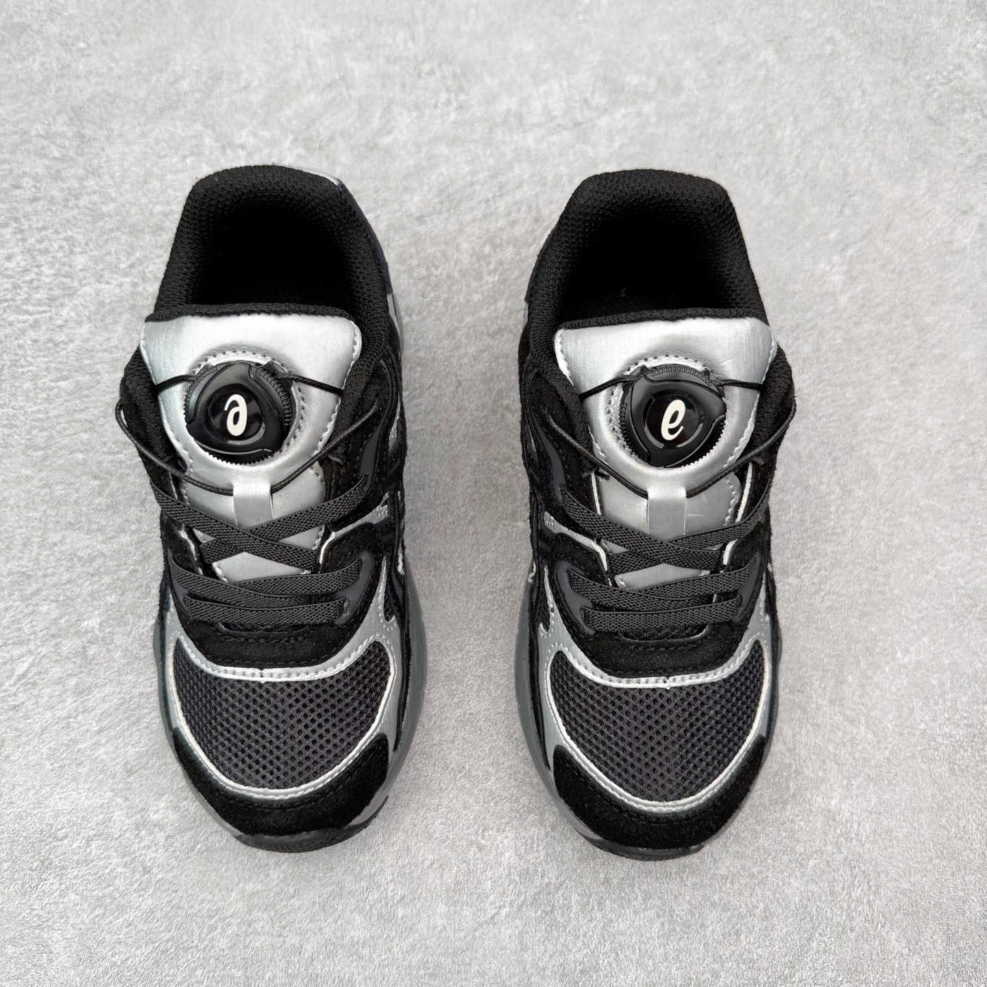 图片[2]-Asics GEL-NYC 亚瑟士防滑耐磨透气低帮运动休闲鞋童鞋 GEL-NYC™ 运动鞋的灵感源自传统和现代高性能跑步风格 其鞋面结构参考了 2000 年代初的 GEL-NIMBUS™ 3 鞋 并将其与 MC-PLUS V 设计中的各种装饰融为一体 该工装通过使用 GEL-CUMULUS® 16 鞋的工装系统来对比鞋面的复古风格 通过轻质泡沫和 GEL® 技术嵌入物的结合 这种中底结构有助于创造先进的脚底舒适度 尺码：27 28 29 30 31 32 33 34 35-选品中心